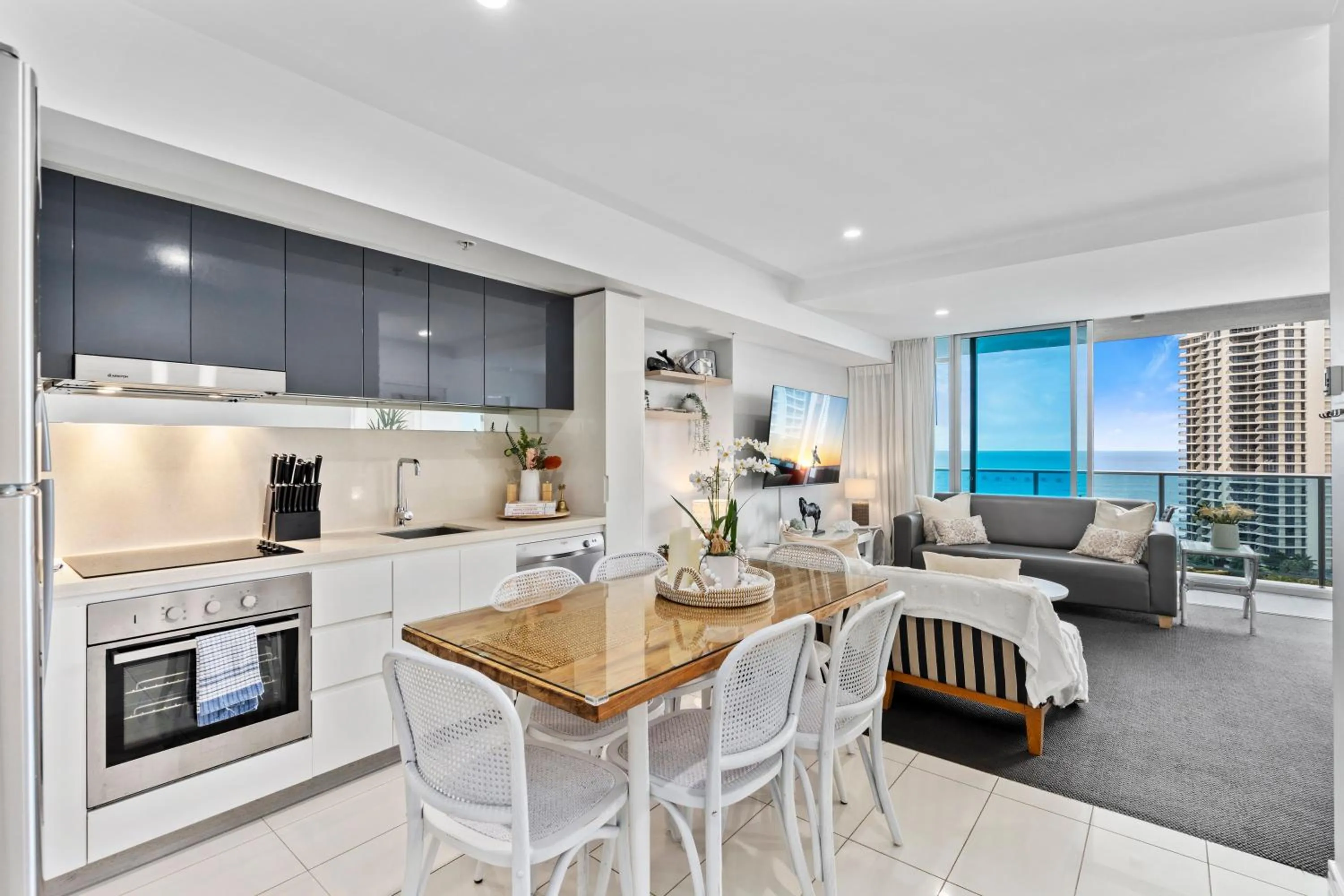 Kitchen or kitchenette in Orchid Residences - HR Surfers Paradise