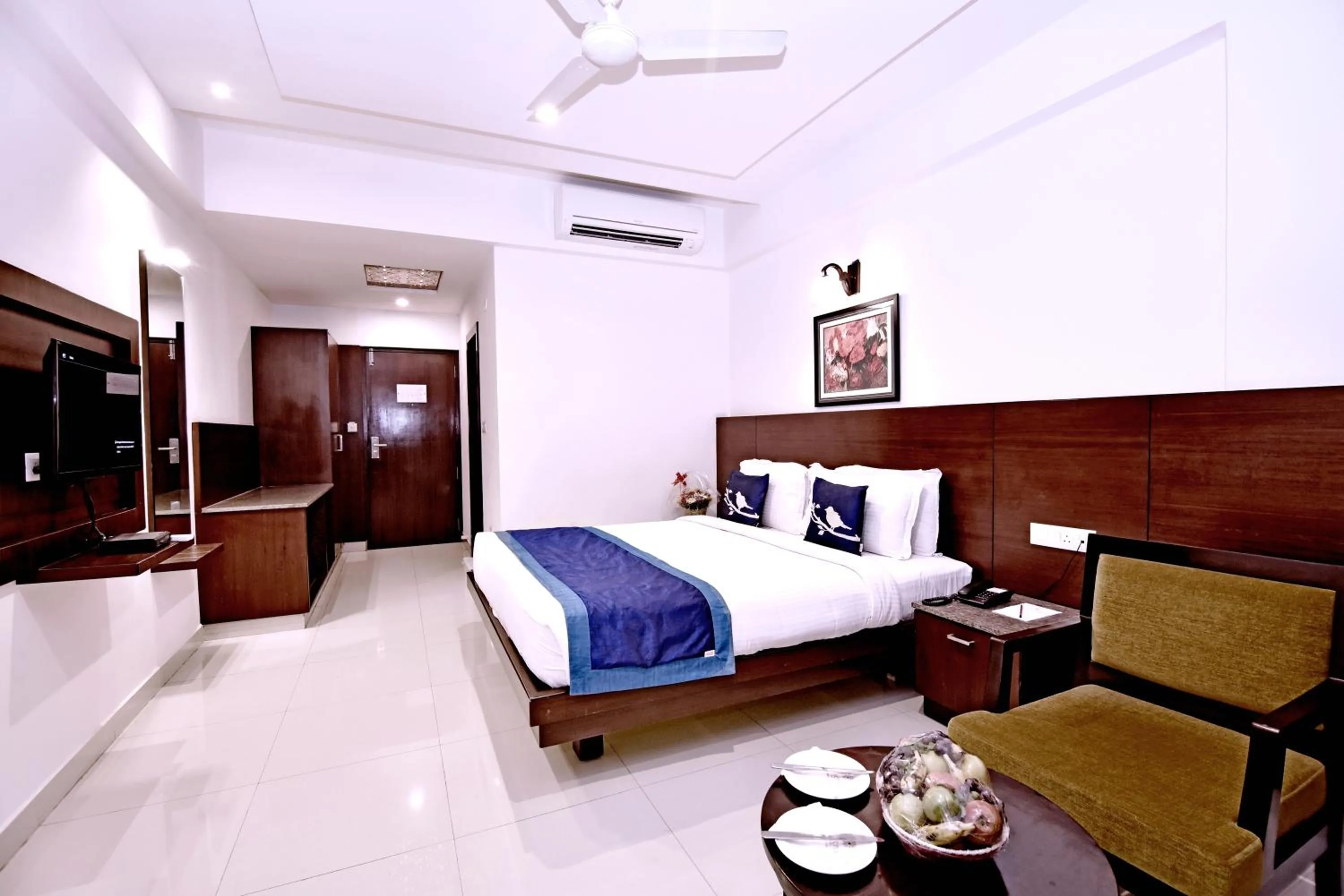 Bedroom, Bed in I V Sanctum Hotel