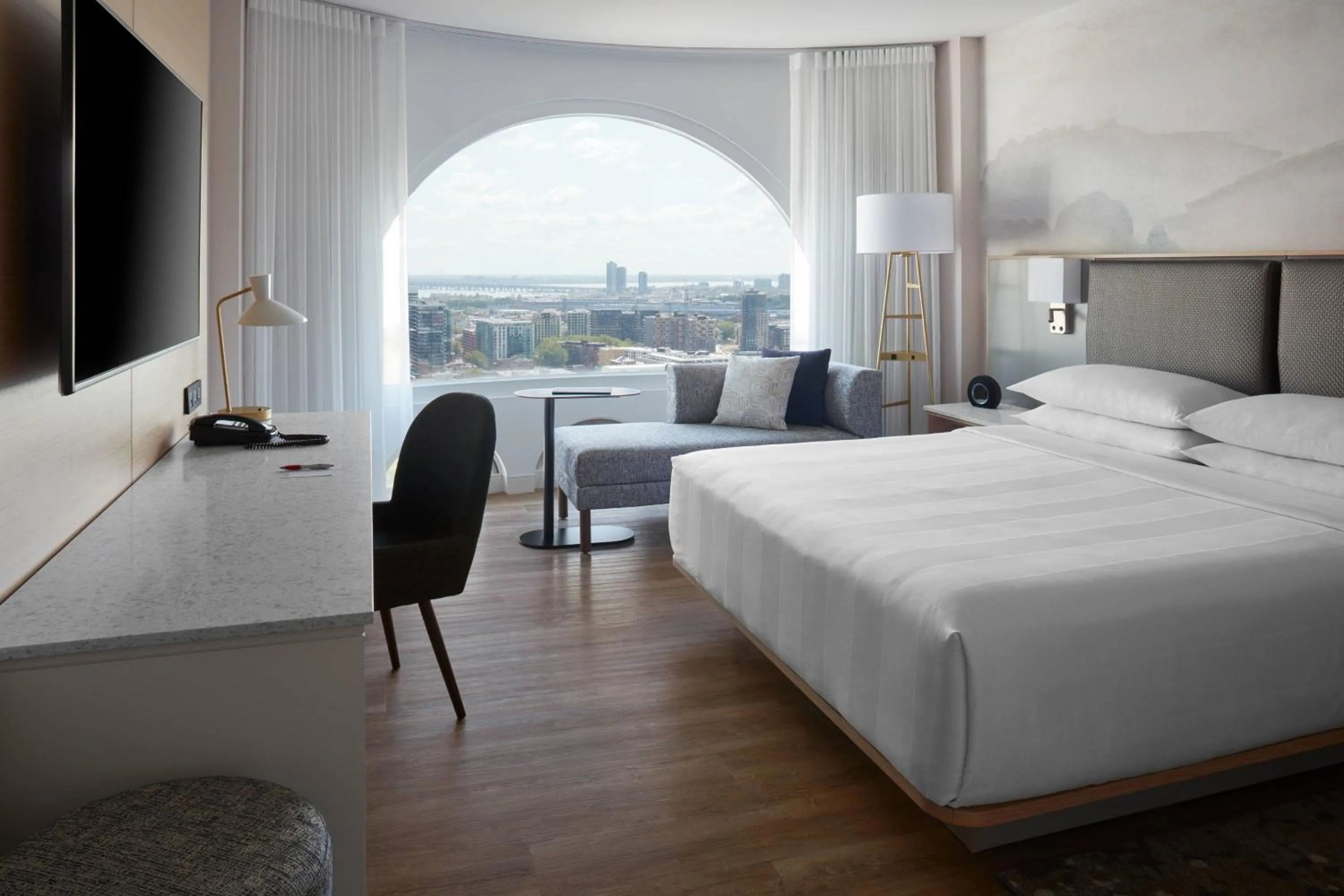 Photo of the whole room, Bed in Montreal Marriott Chateau Champlain