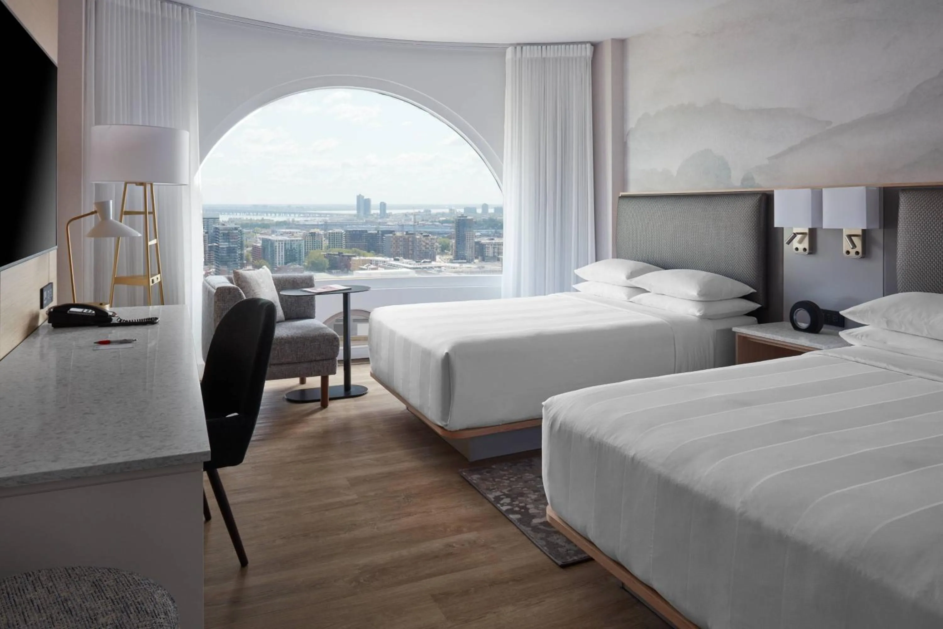 Photo of the whole room, Bed in Montreal Marriott Chateau Champlain