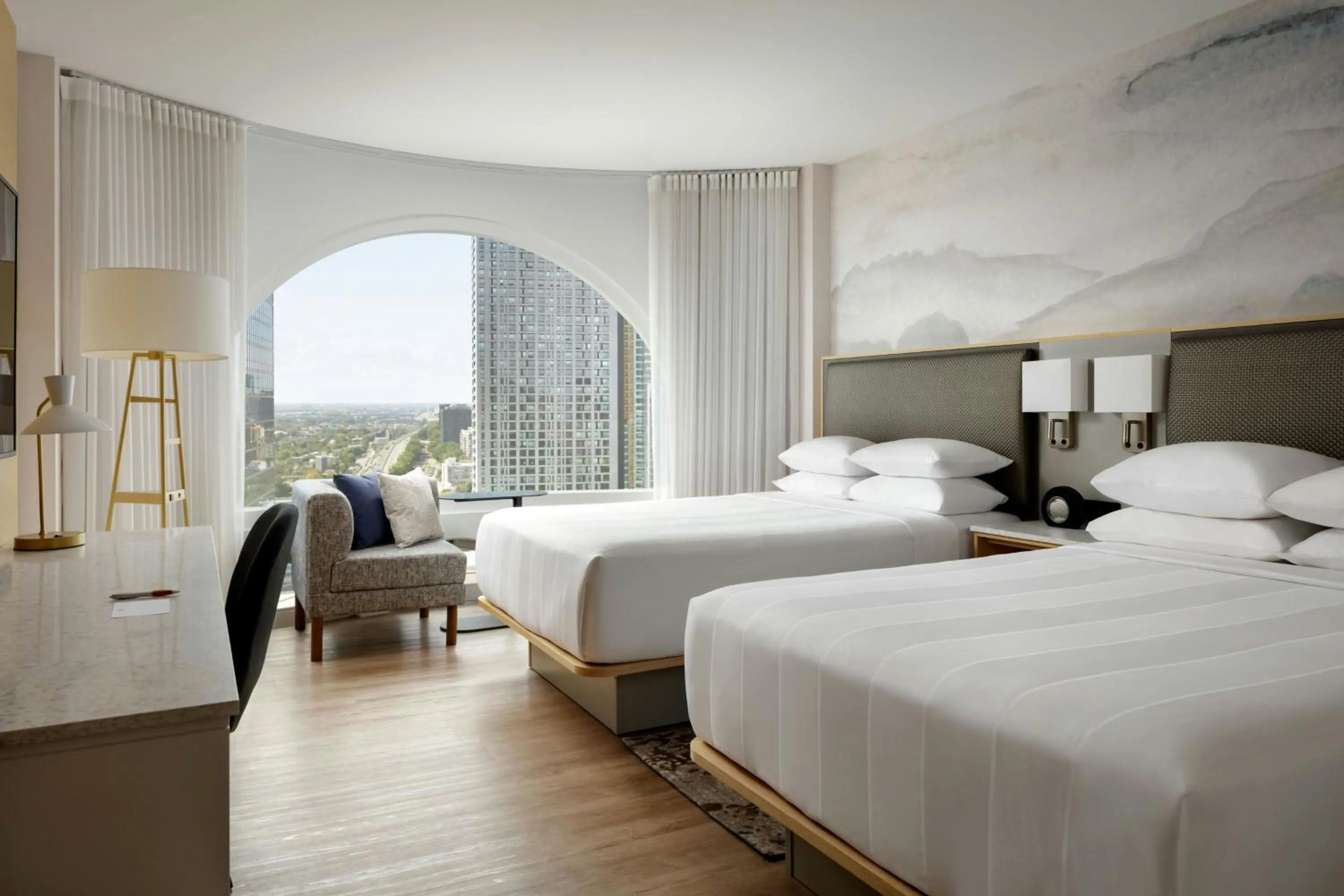 Photo of the whole room, Bed in Montreal Marriott Chateau Champlain