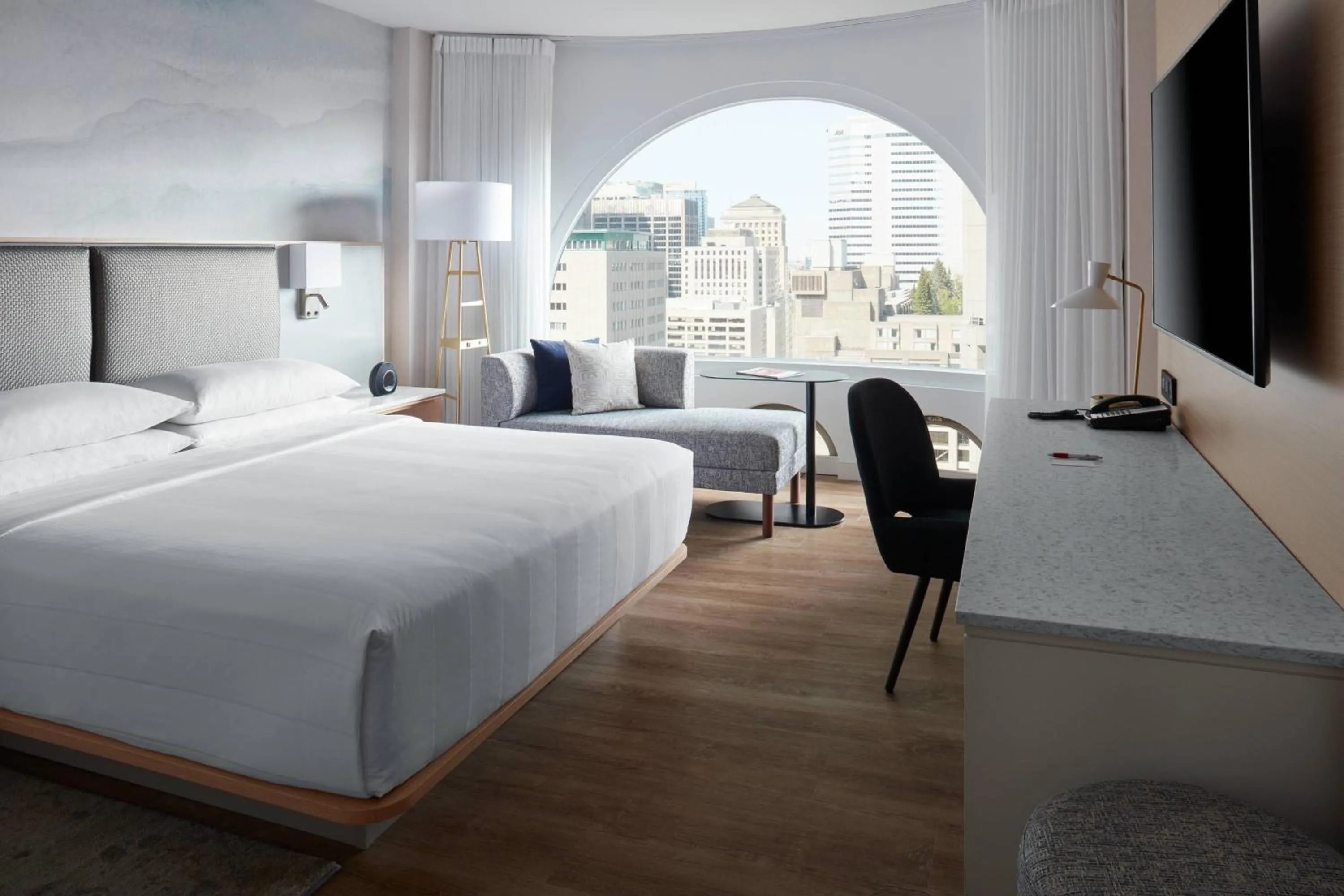 Photo of the whole room, Bed in Montreal Marriott Chateau Champlain