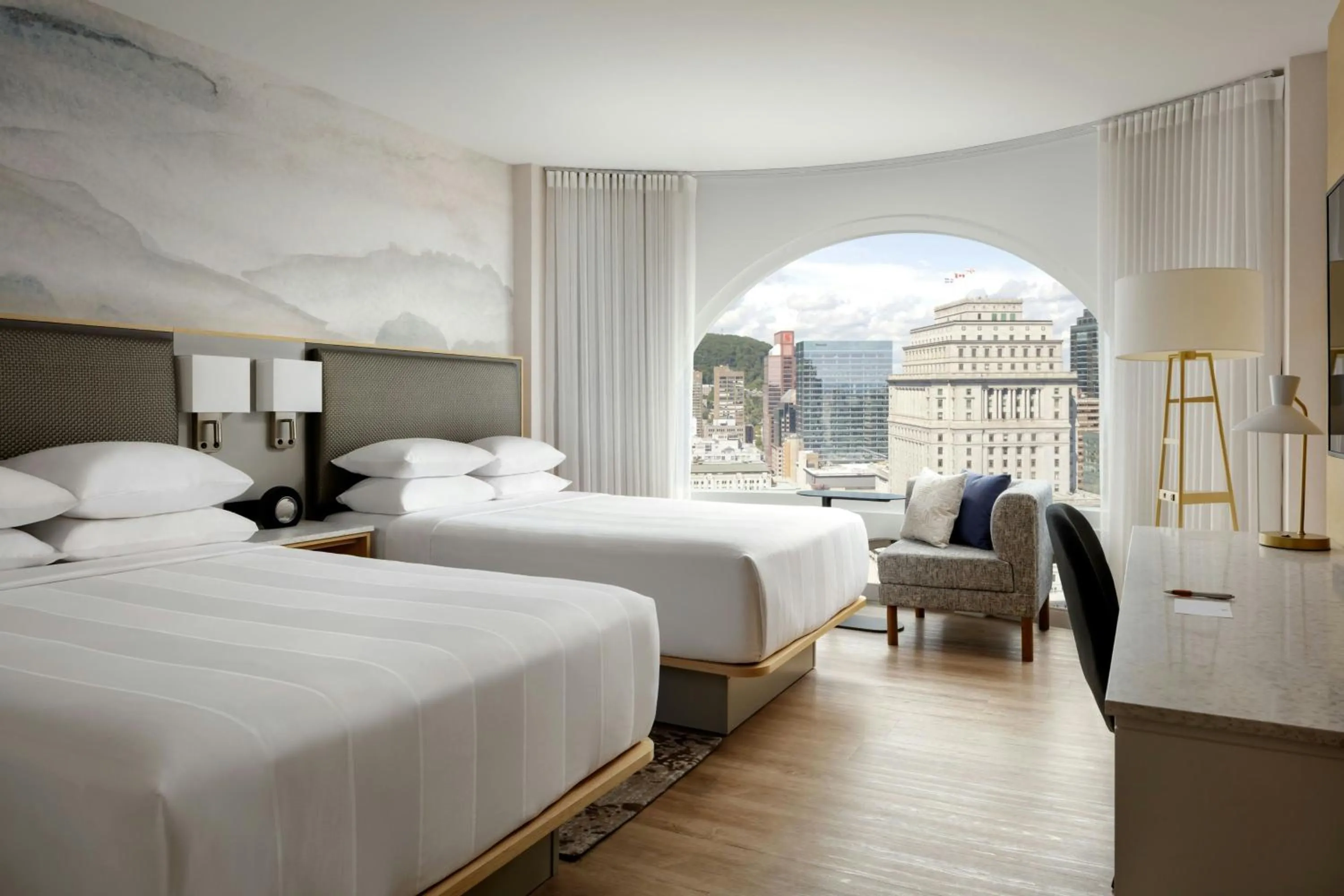 Photo of the whole room, Bed in Montreal Marriott Chateau Champlain