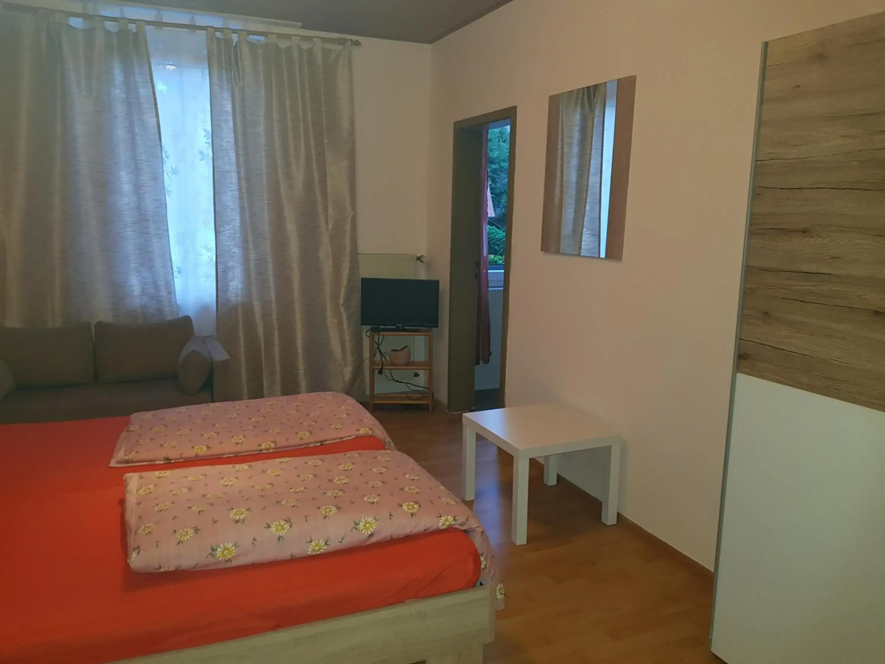 Large Double or Twin Room - single occupancy in Pension-Puttlachtal Large Double or Twin Room - single occupancy in Pension-Puttlachtal