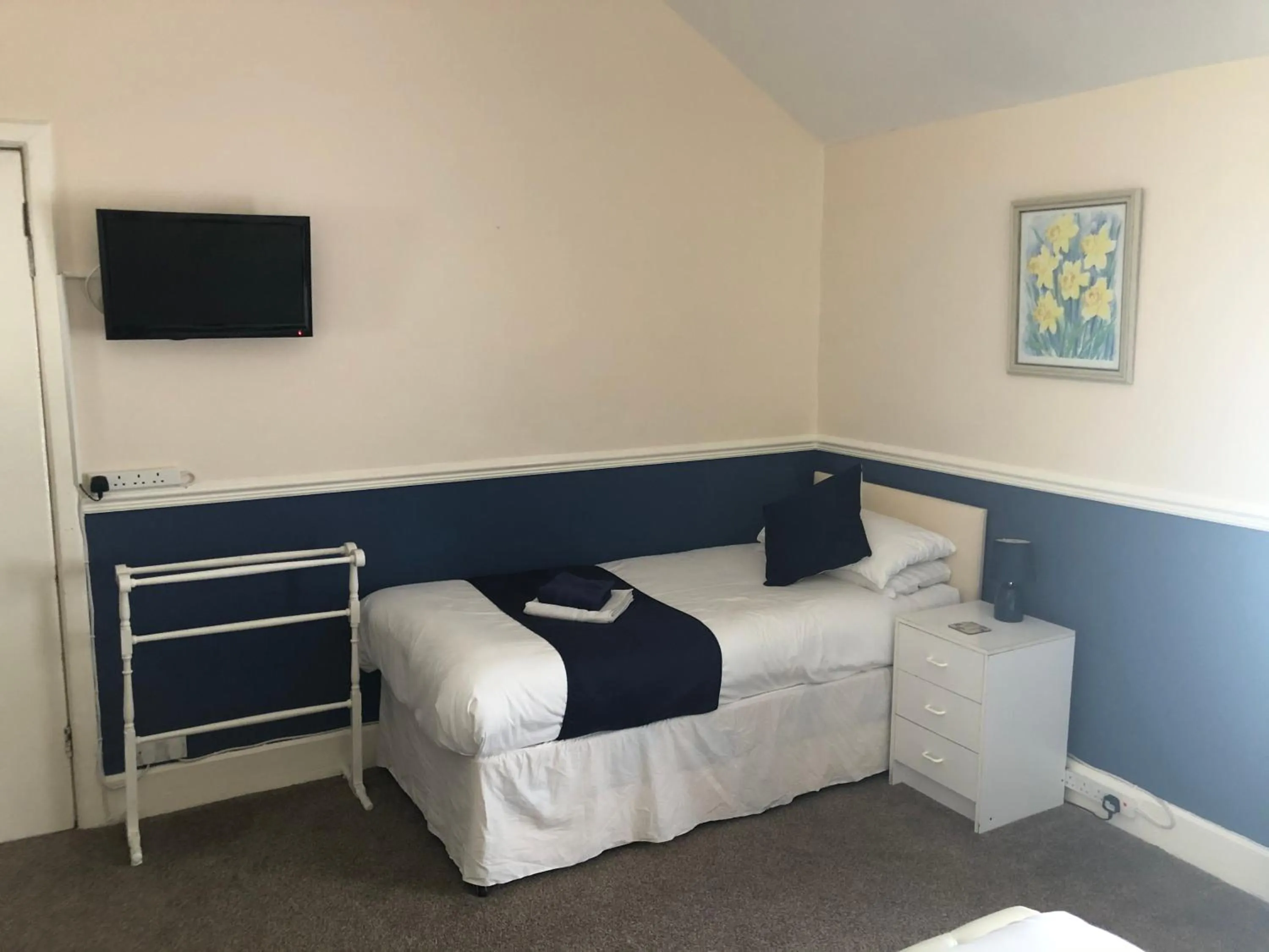 Bedroom, Bed in Leamington House