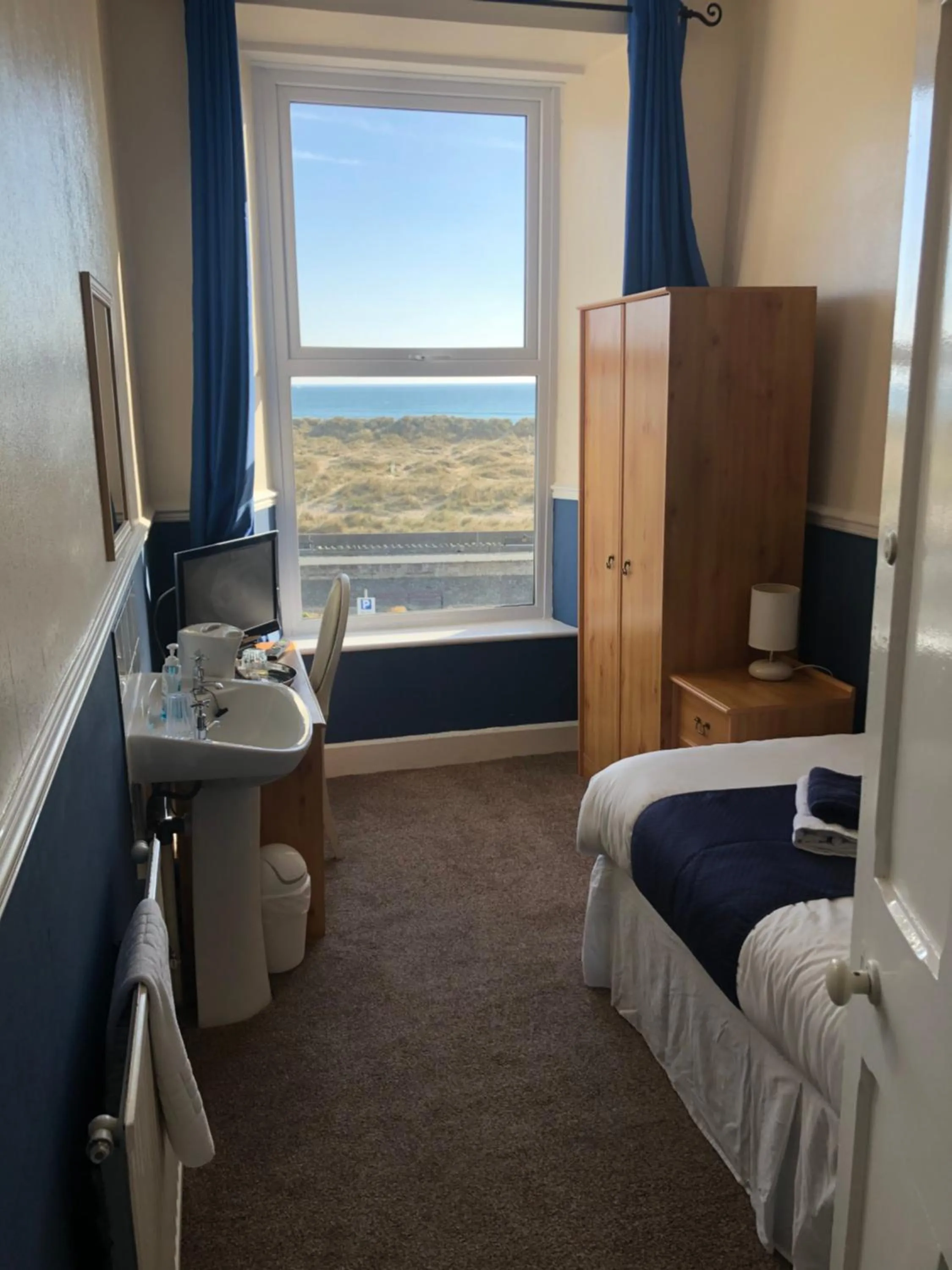 Photo of the whole room, Bed in Leamington House