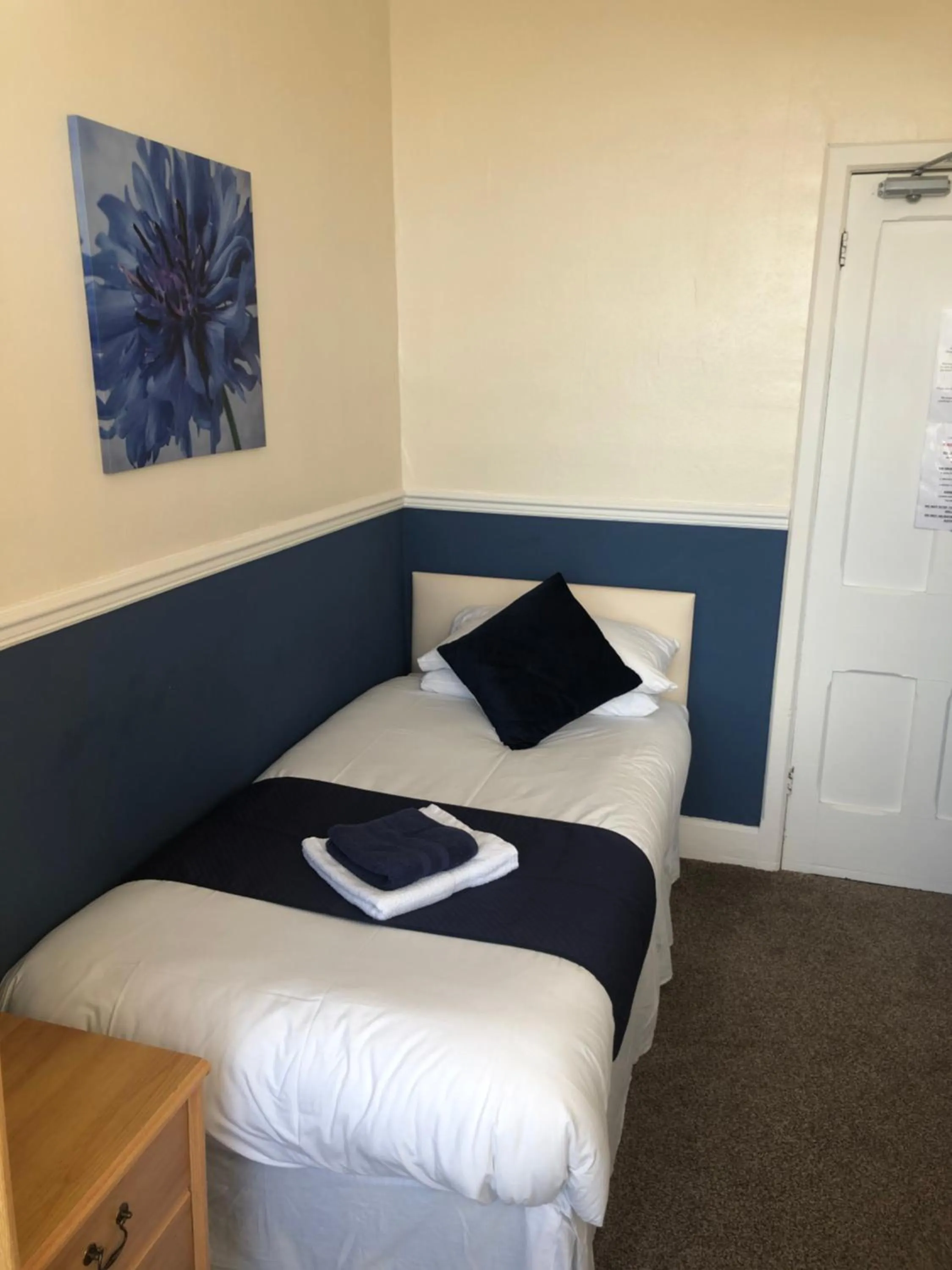 Bedroom, Bed in Leamington House