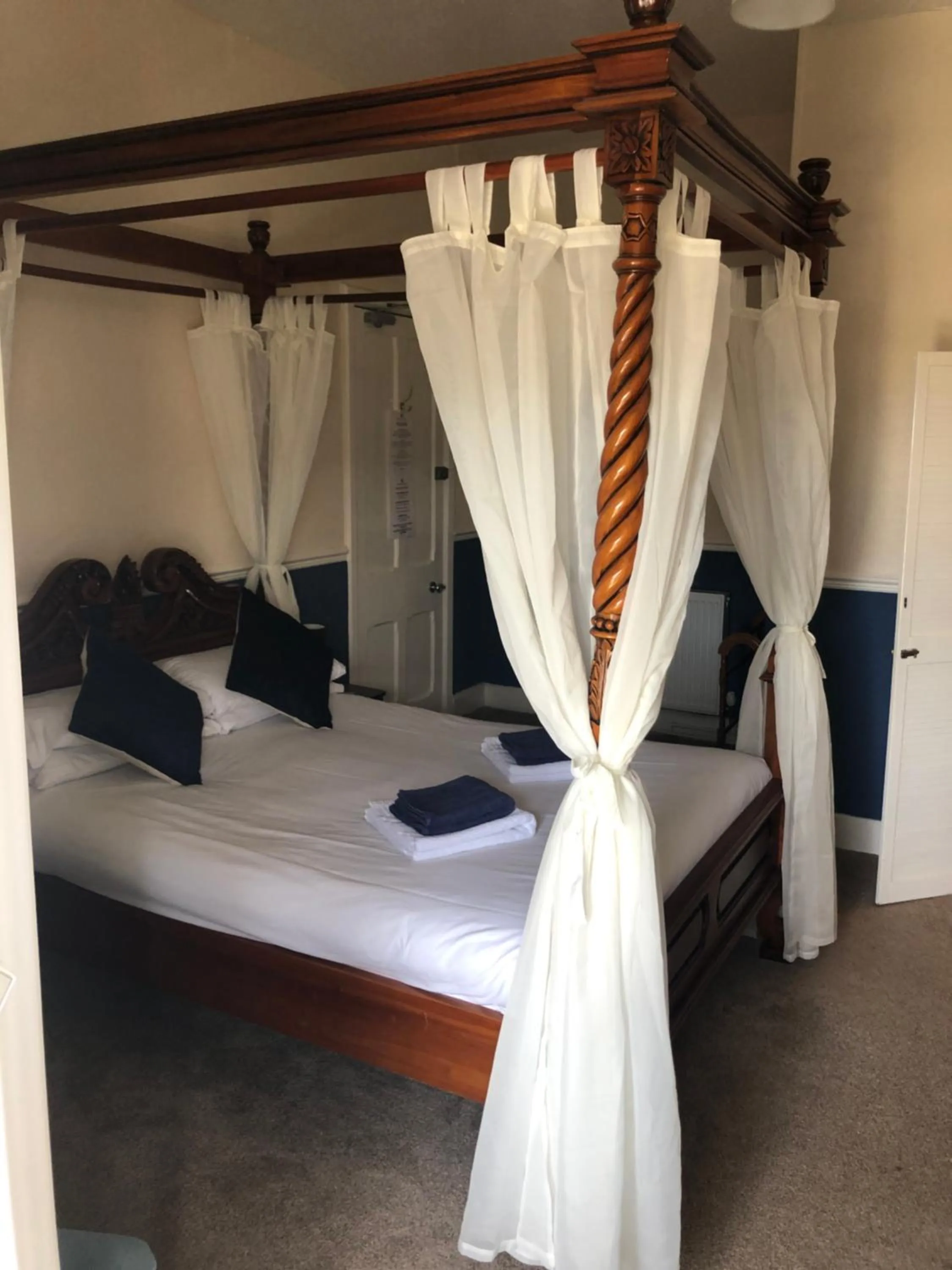 Bedroom, Bed in Leamington House