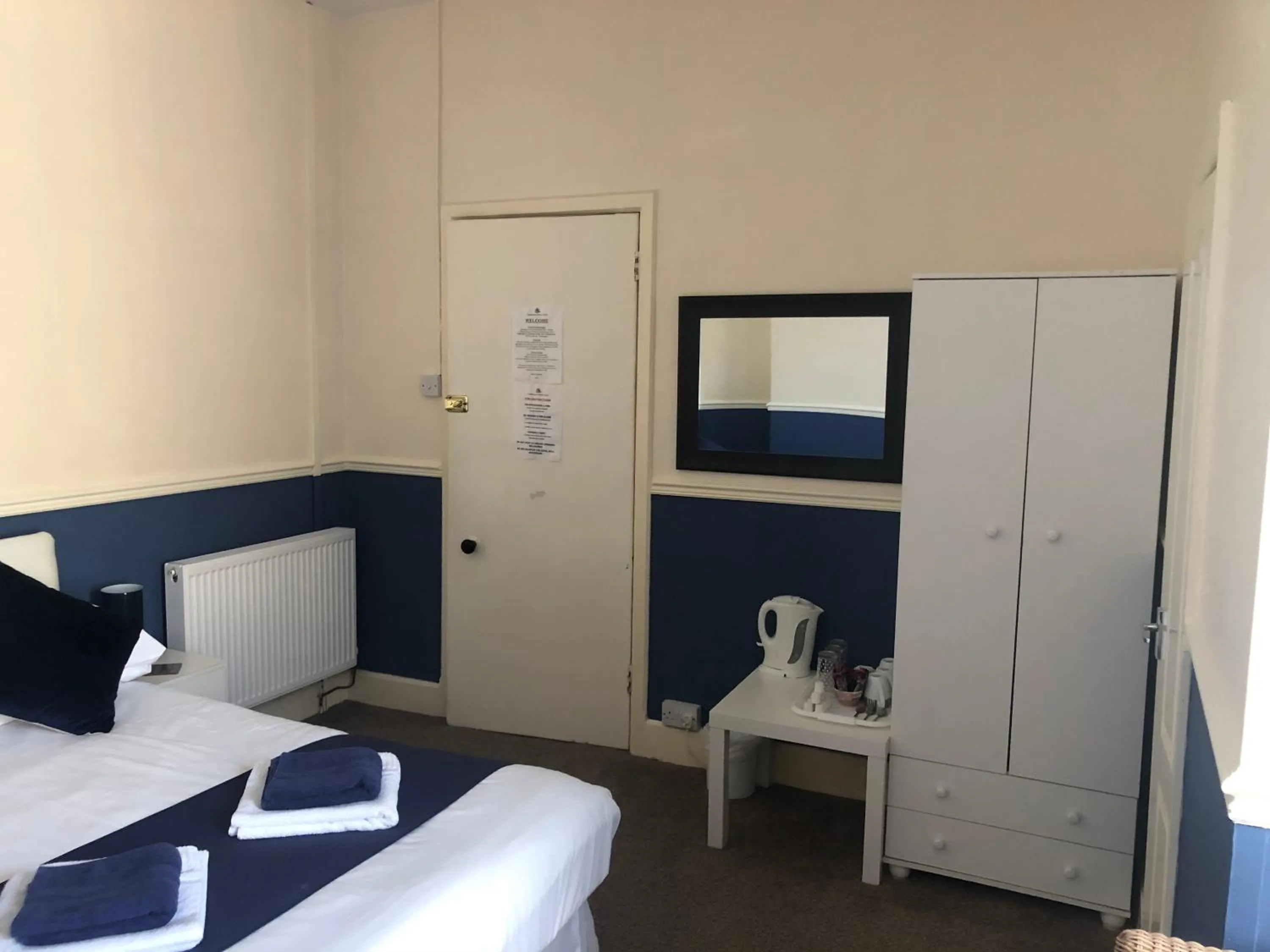 Bedroom, Bed in Leamington House