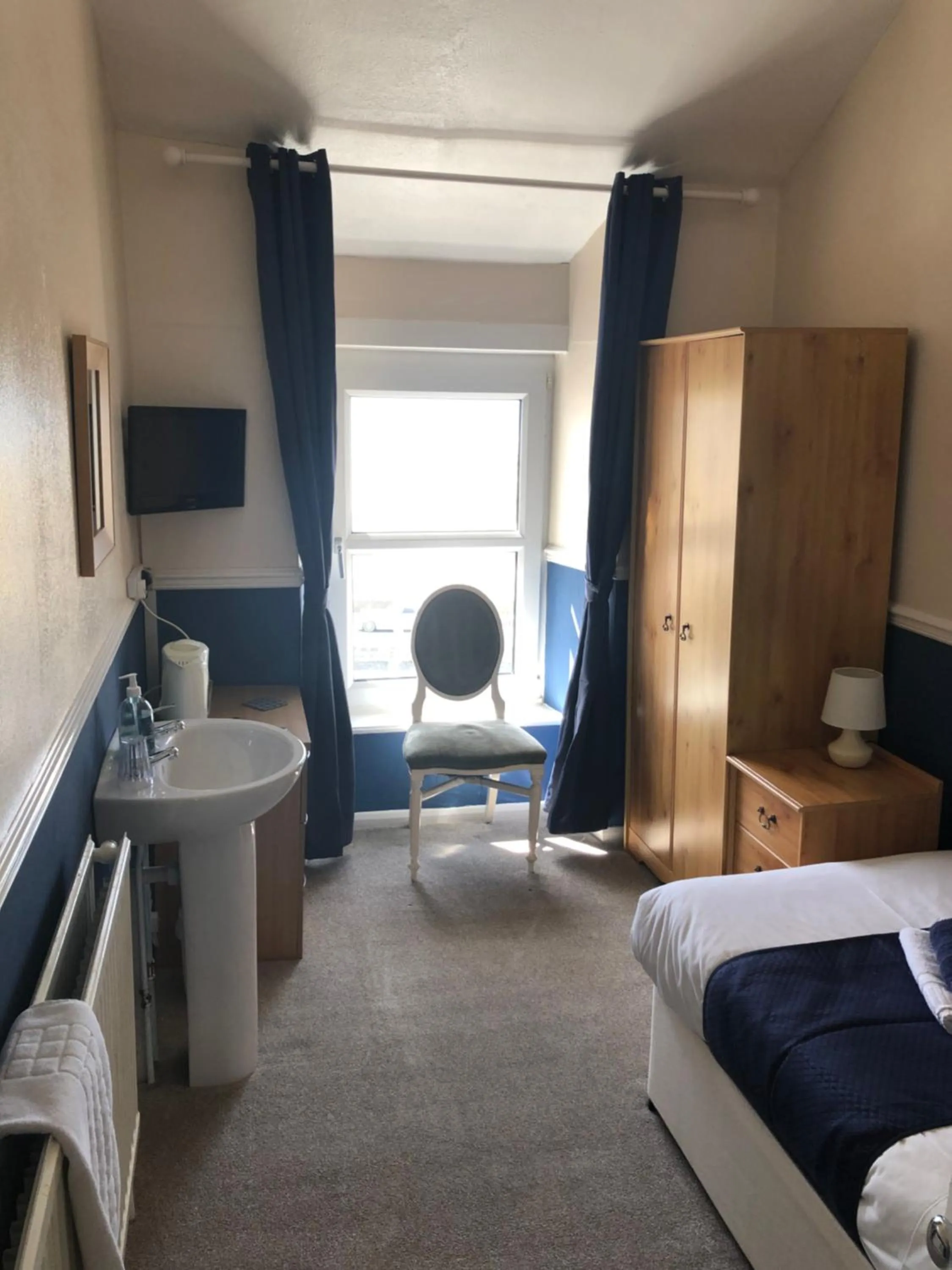 Photo of the whole room, Bed in Leamington House