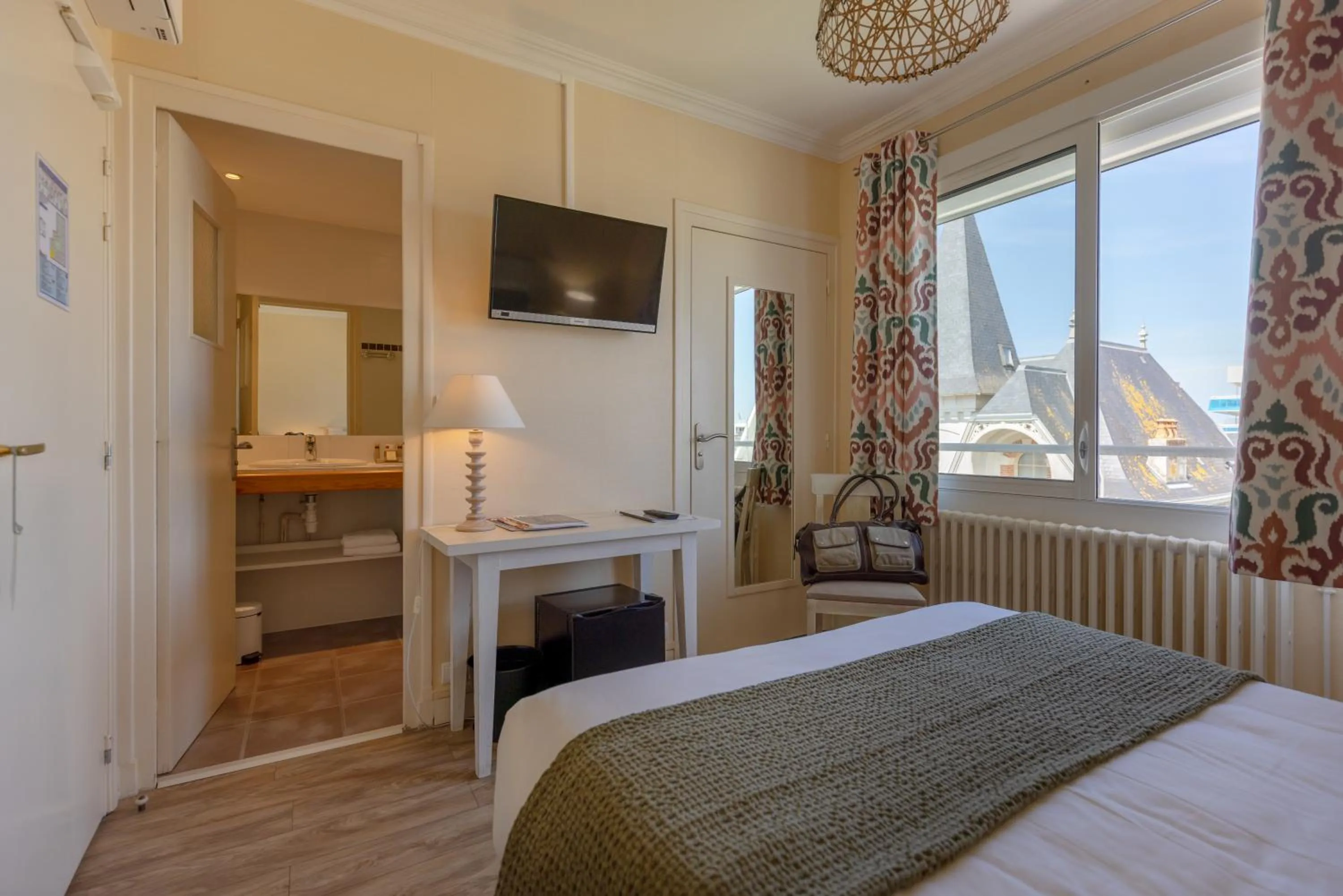 Bed in Family Golf Hotel