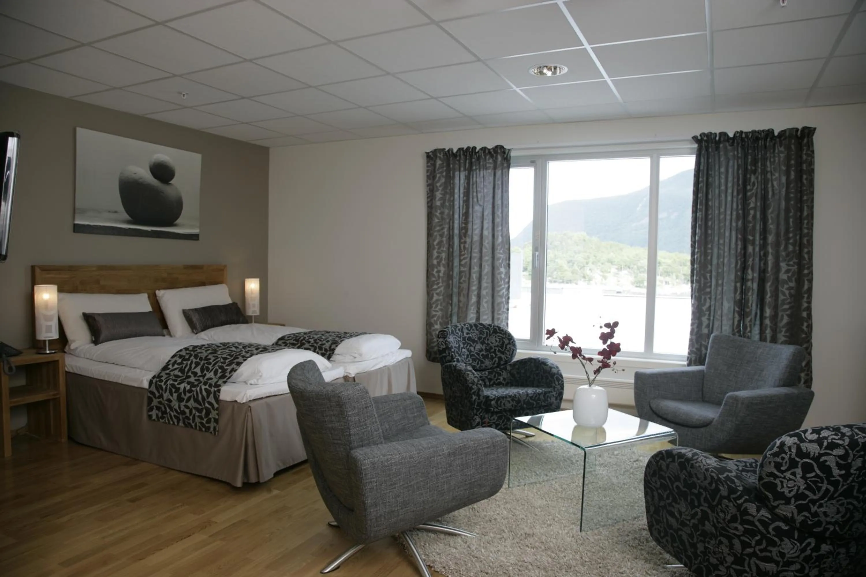 Photo of the whole room, Bed in Brattvåg Fjordhotell