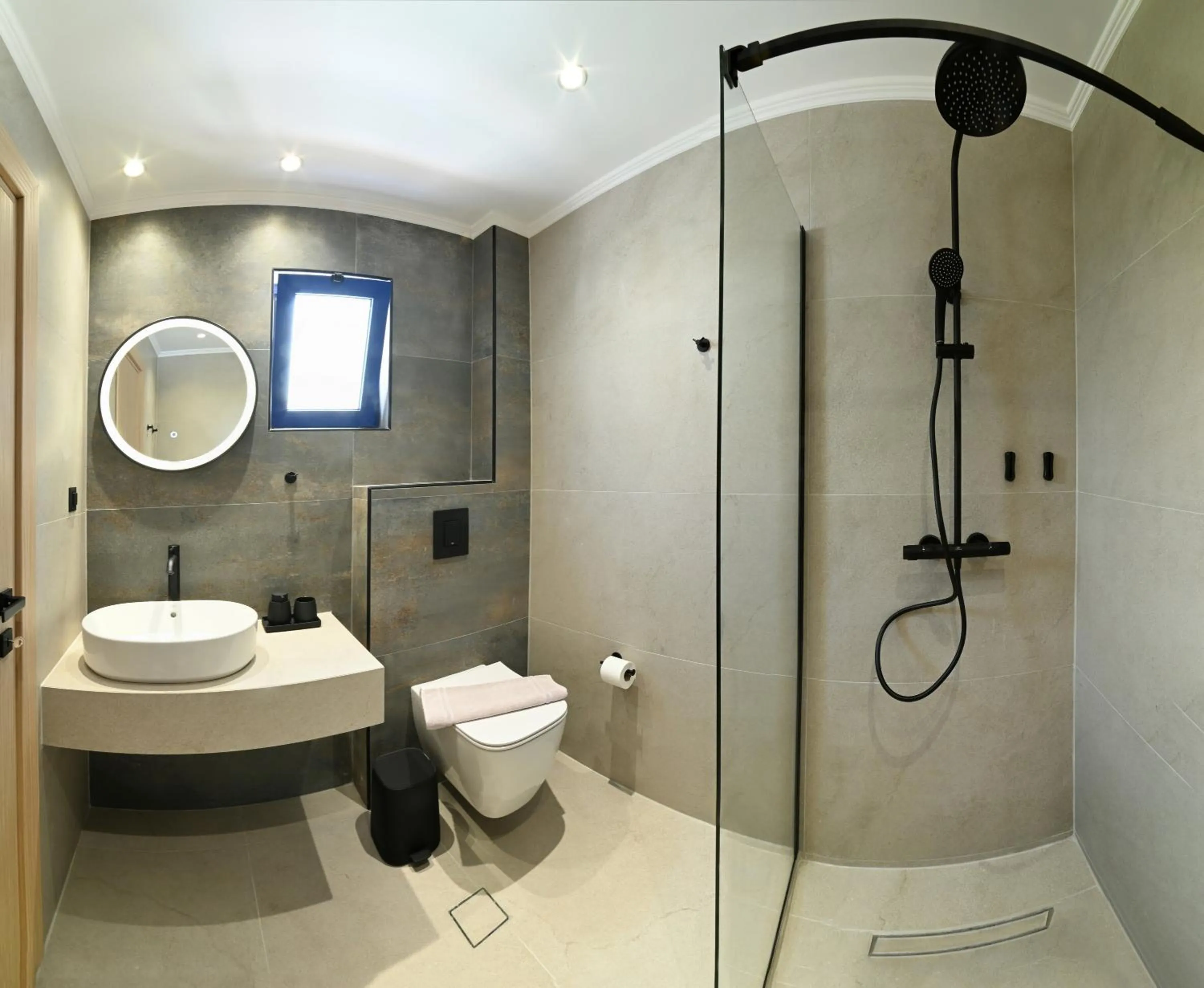 Shower in Sfakian Horizon