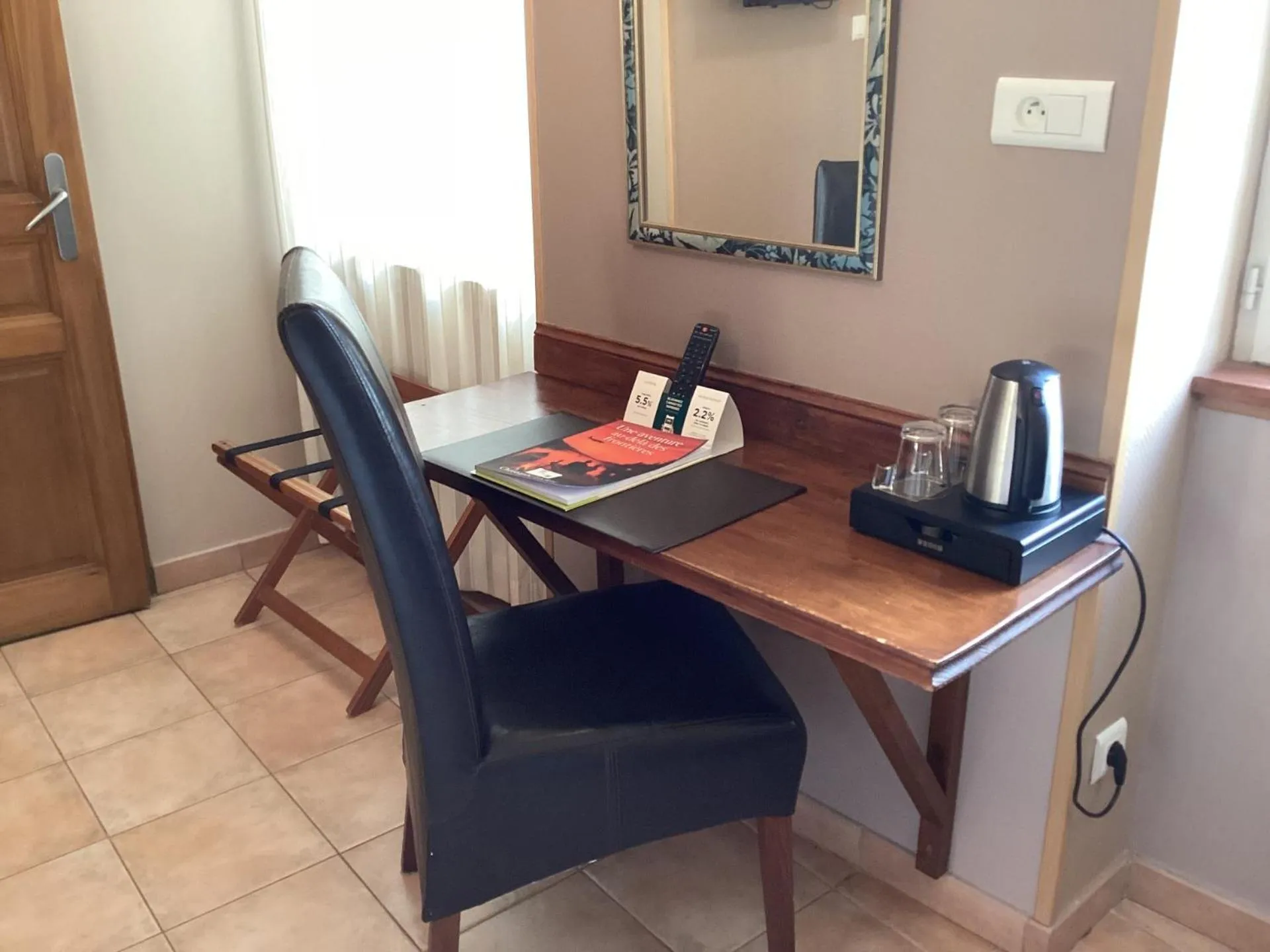 Coffee/tea facilities in Logis Hôtel Restaurant de la Paix
