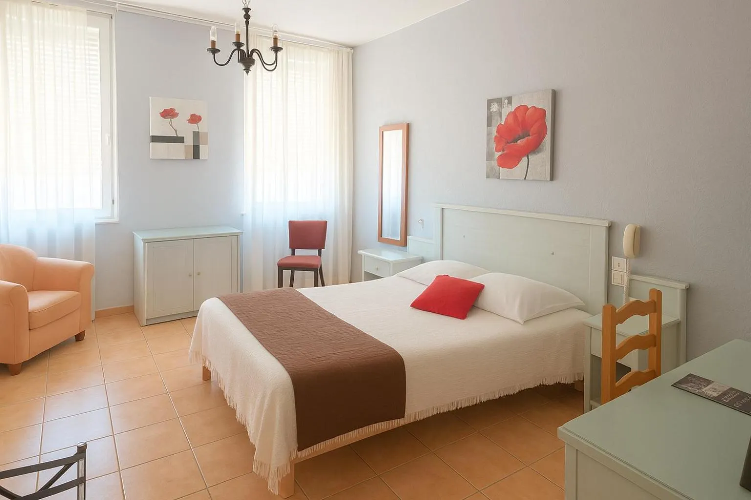 Bed in Logis Hôtel Restaurant de la Paix