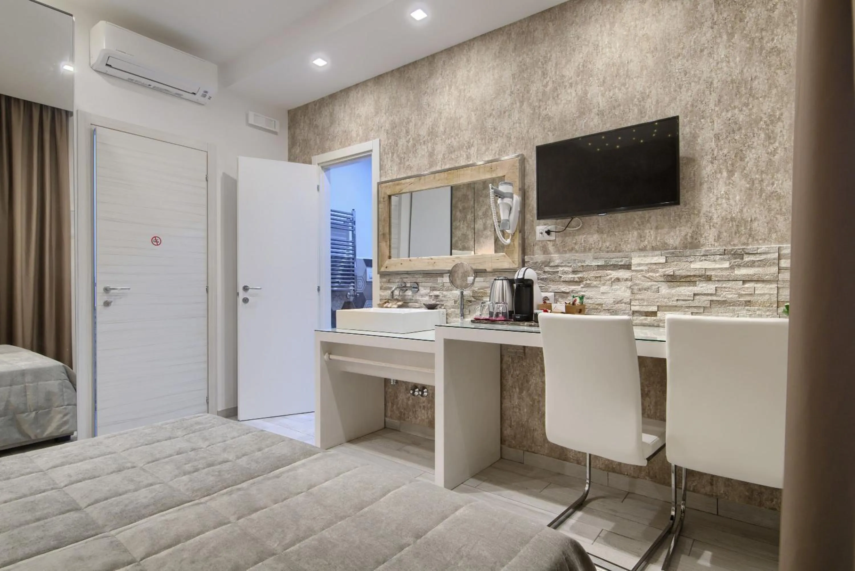 Bathroom, Bed in Relais Vatican Secret