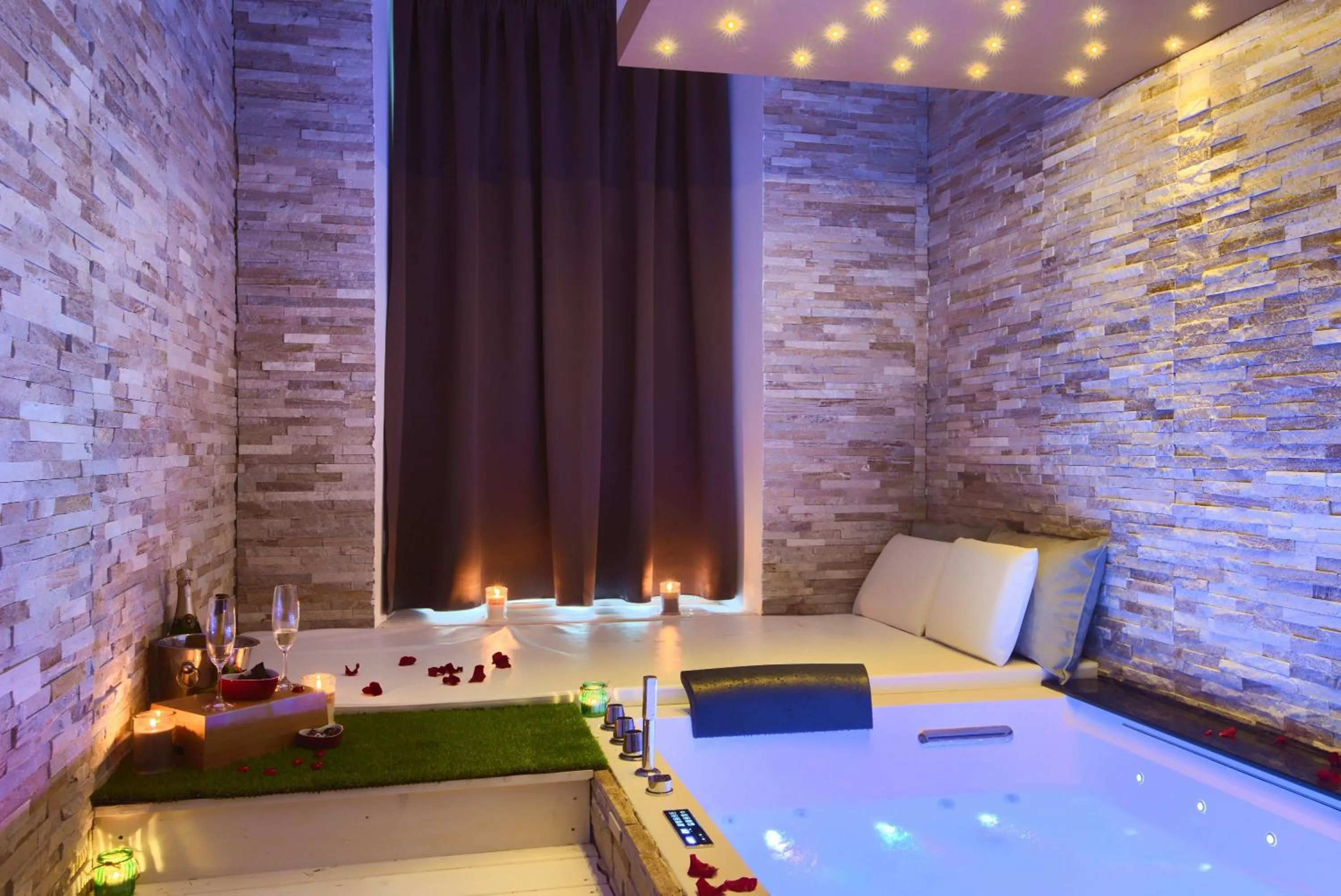 Hot Tub, Bed in Relais Vatican Secret