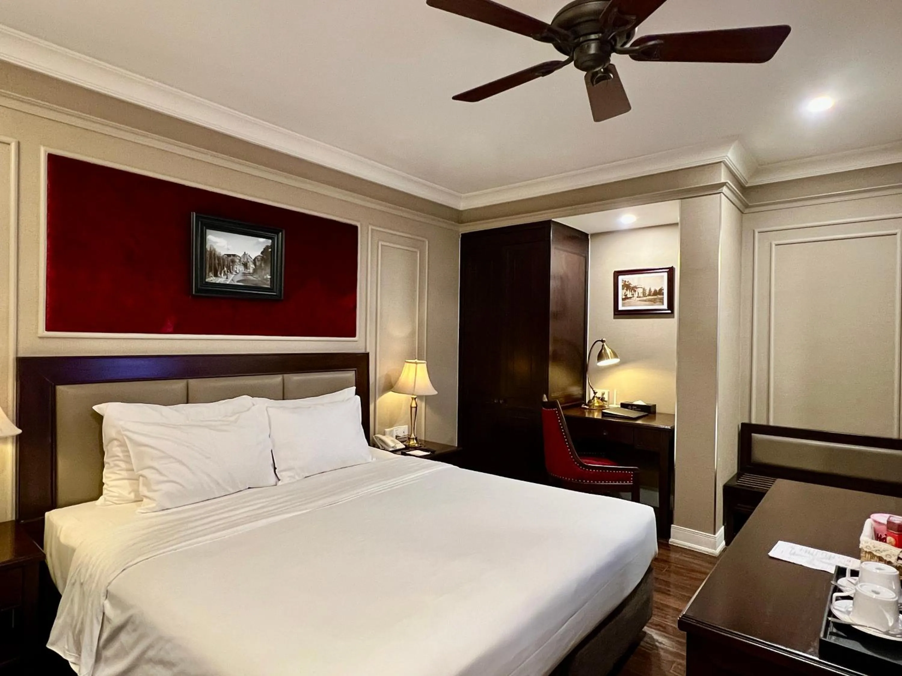 Photo of the whole room, Bed in Hotel du Monde