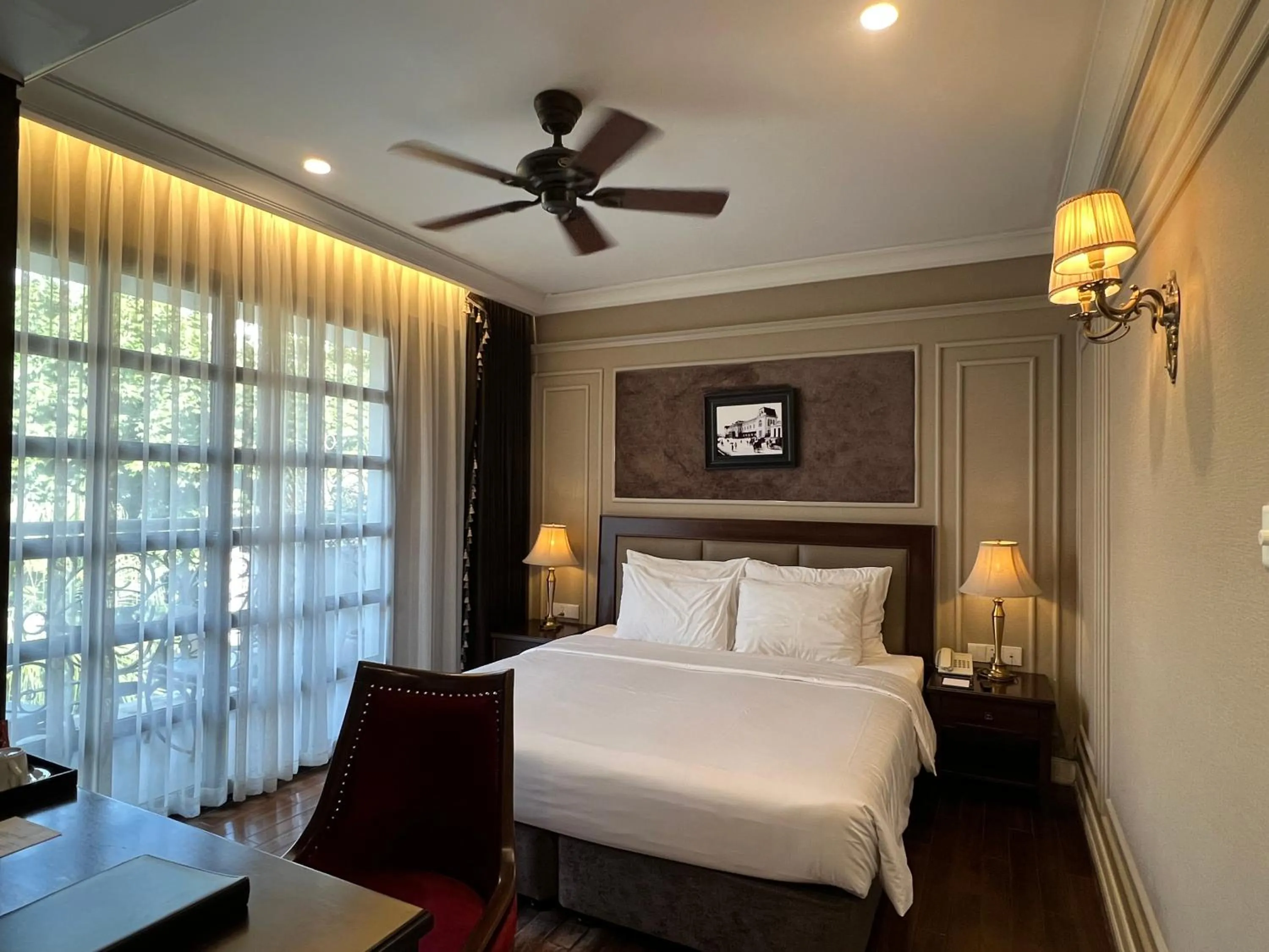 Photo of the whole room, Bed in Hotel du Monde