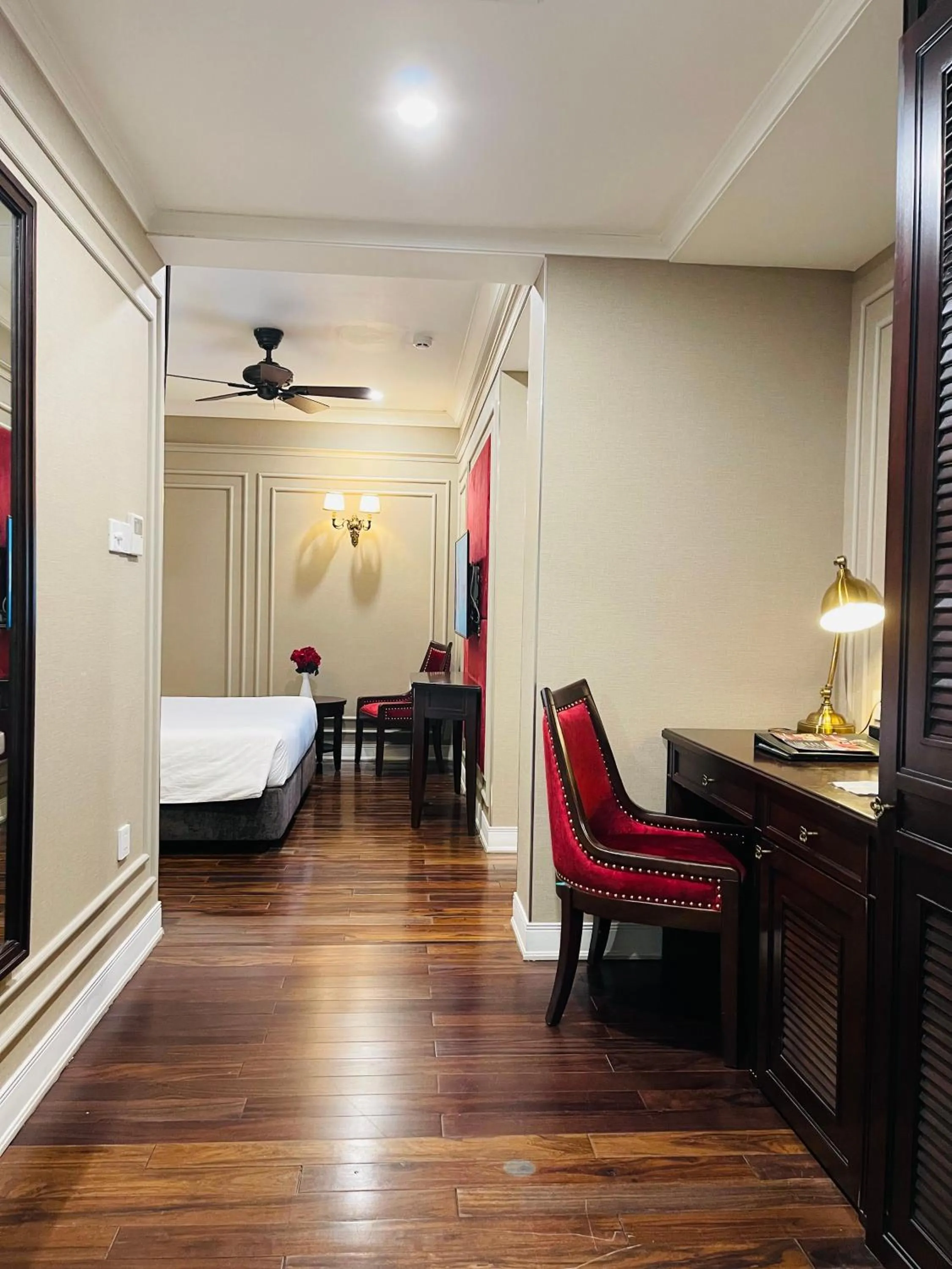 Photo of the whole room, Bed in Hotel du Monde