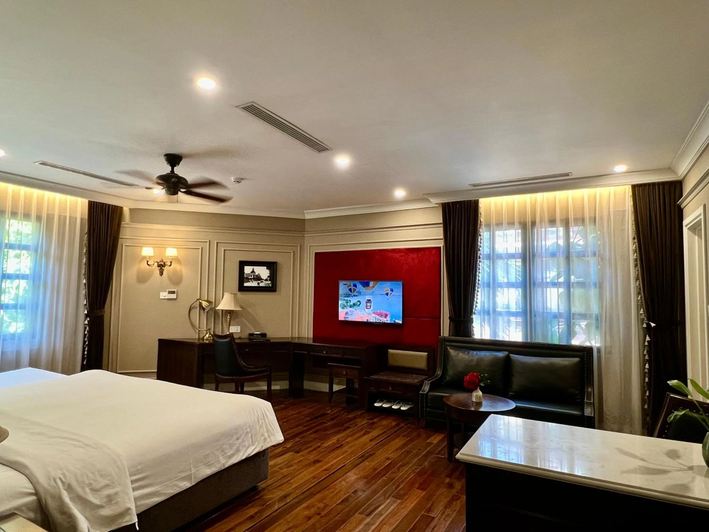 Photo of the whole room, Bed in Hotel du Monde