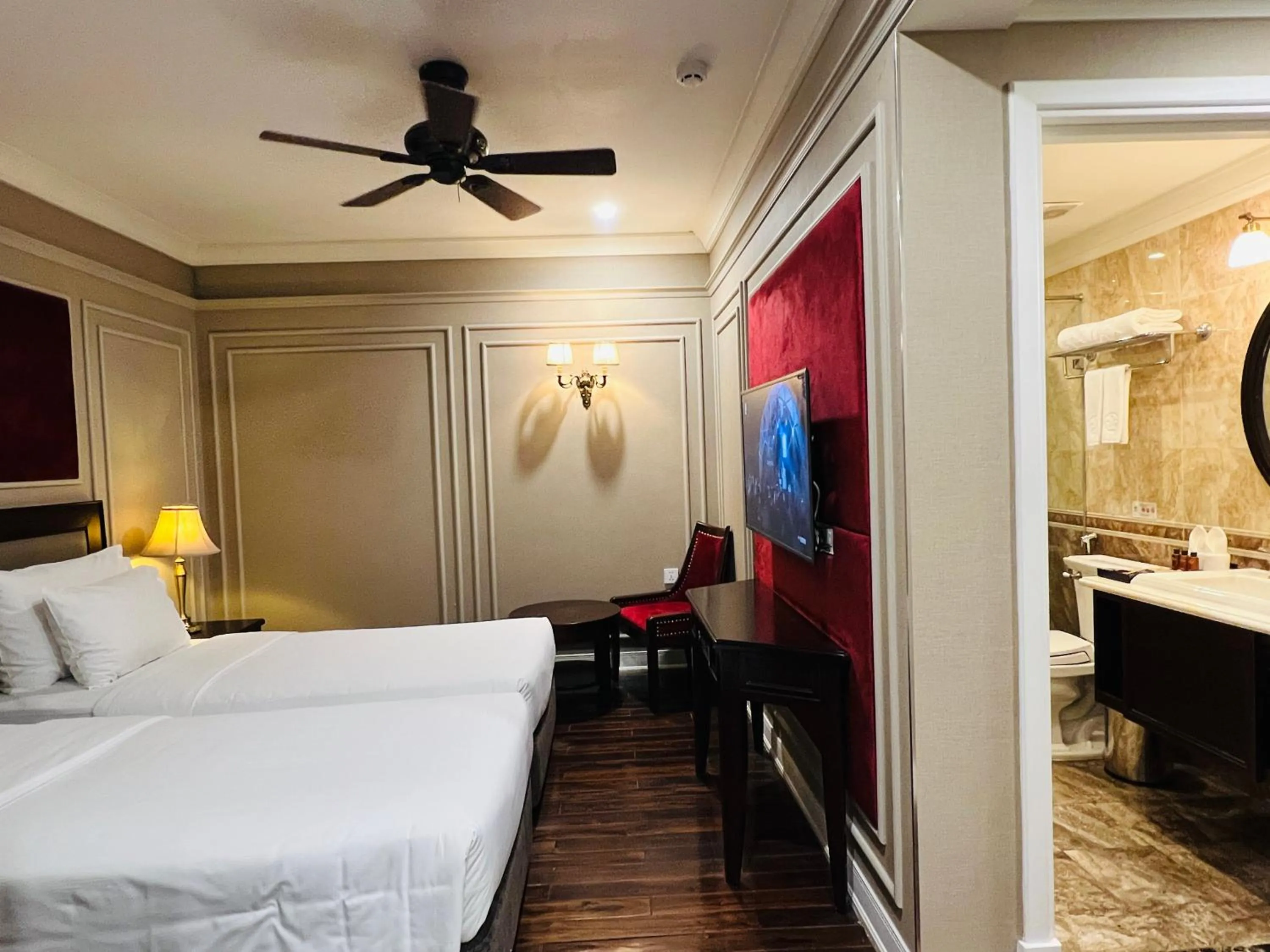 View (from property/room), Bed in Hotel du Monde