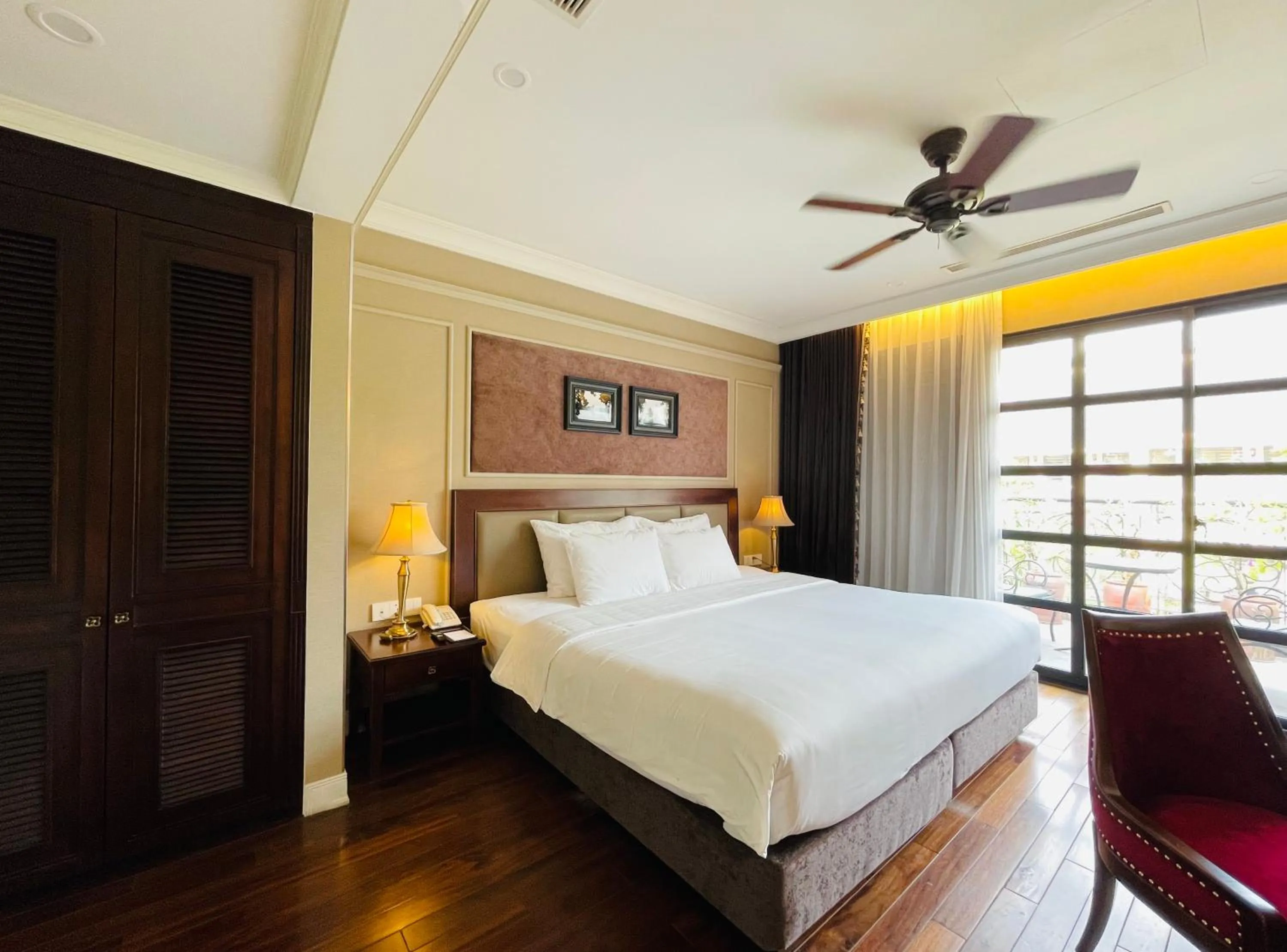 Photo of the whole room, Bed in Hotel du Monde