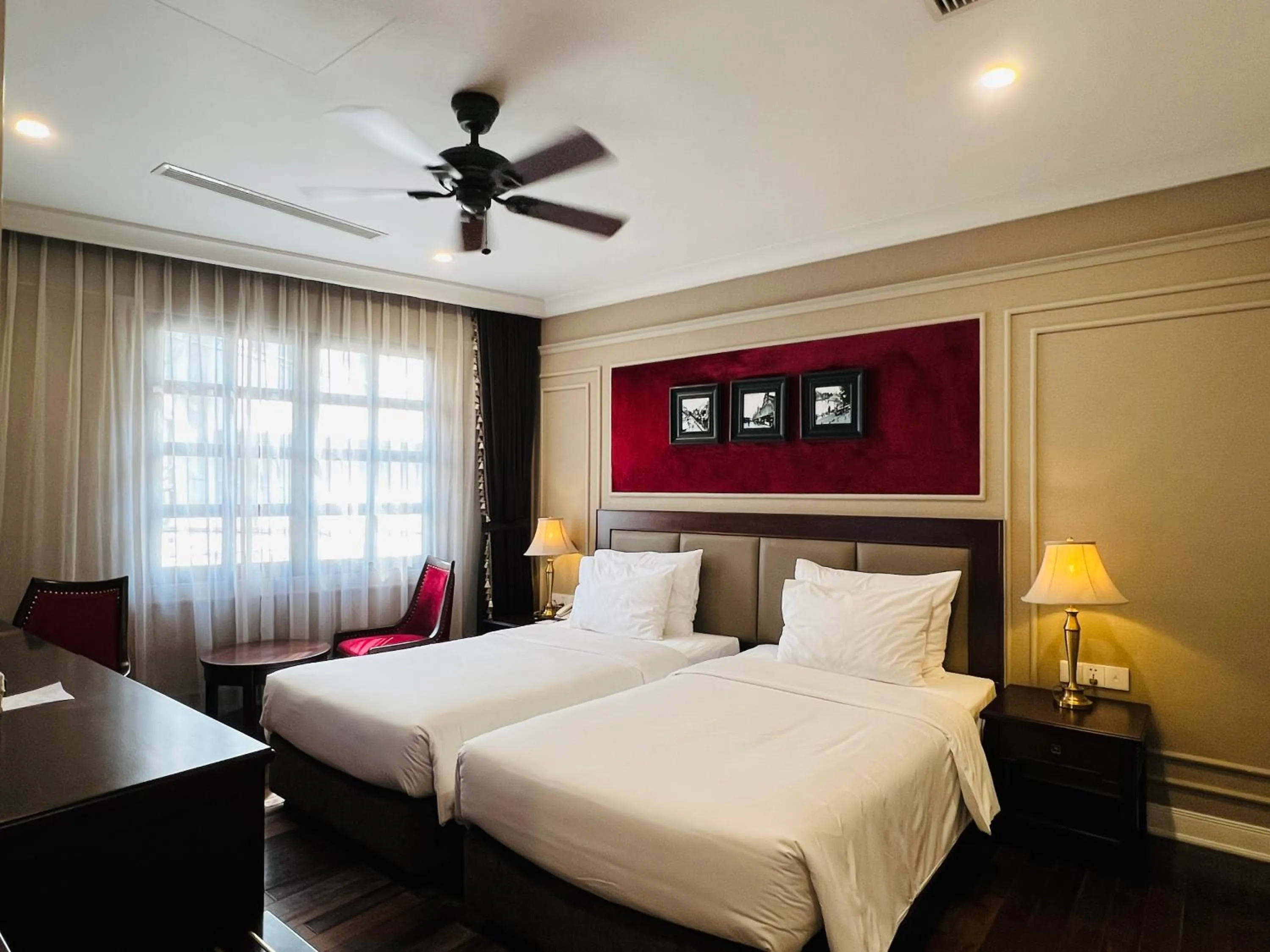 Photo of the whole room, Bed in Hotel du Monde