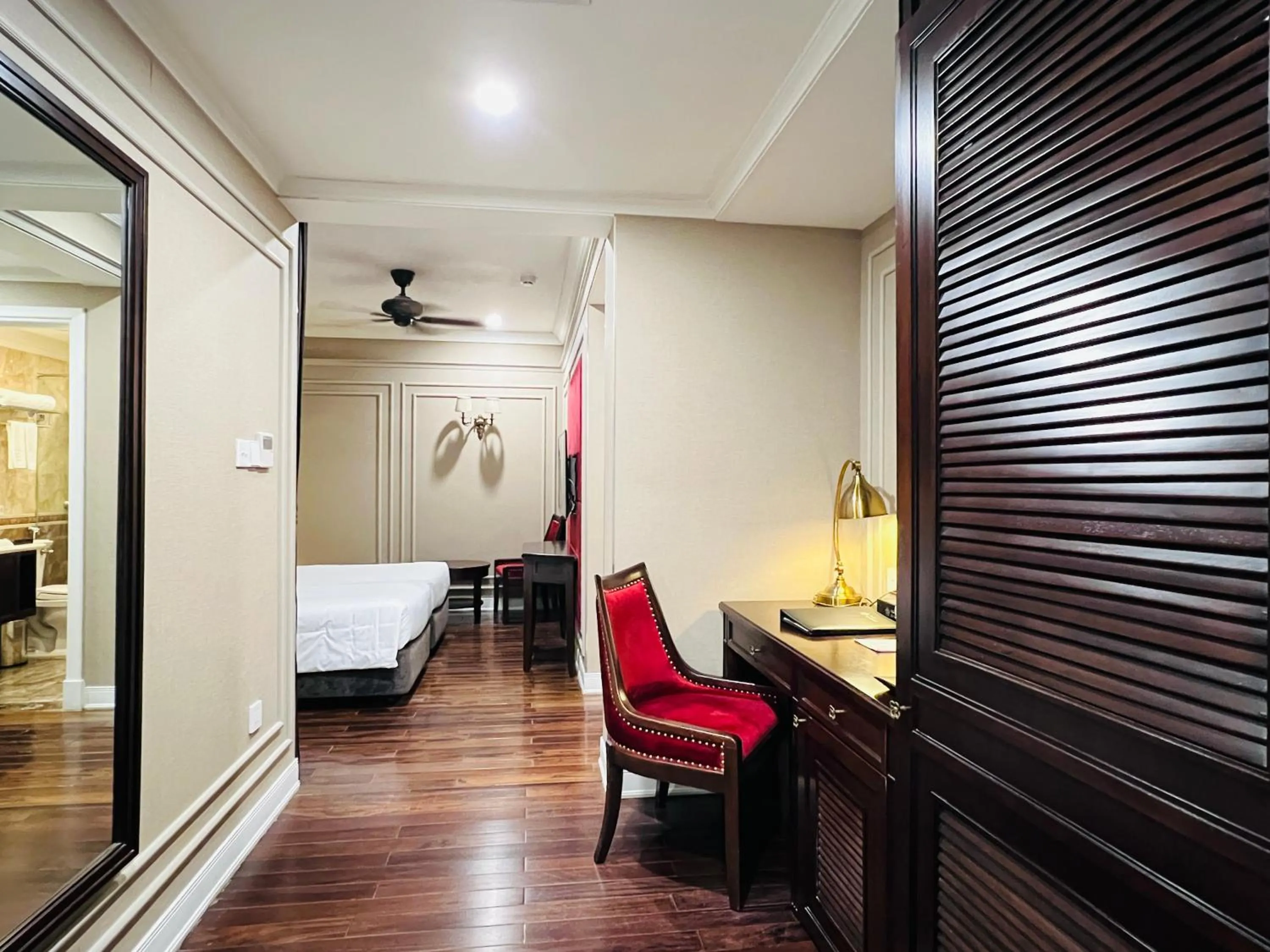 View (from property/room), Bed in Hotel du Monde