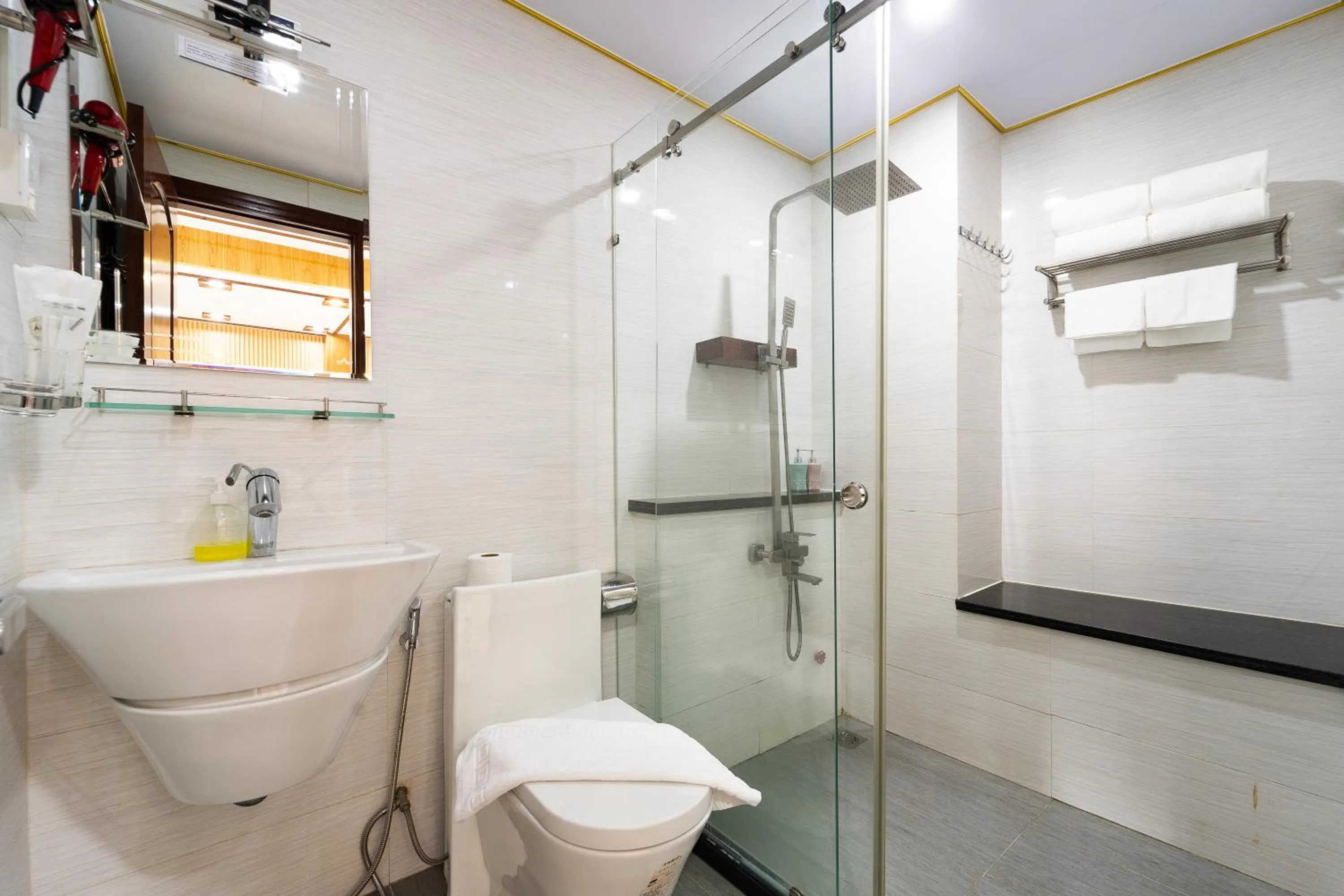 Shower in Diamond Luxury Ben Thanh