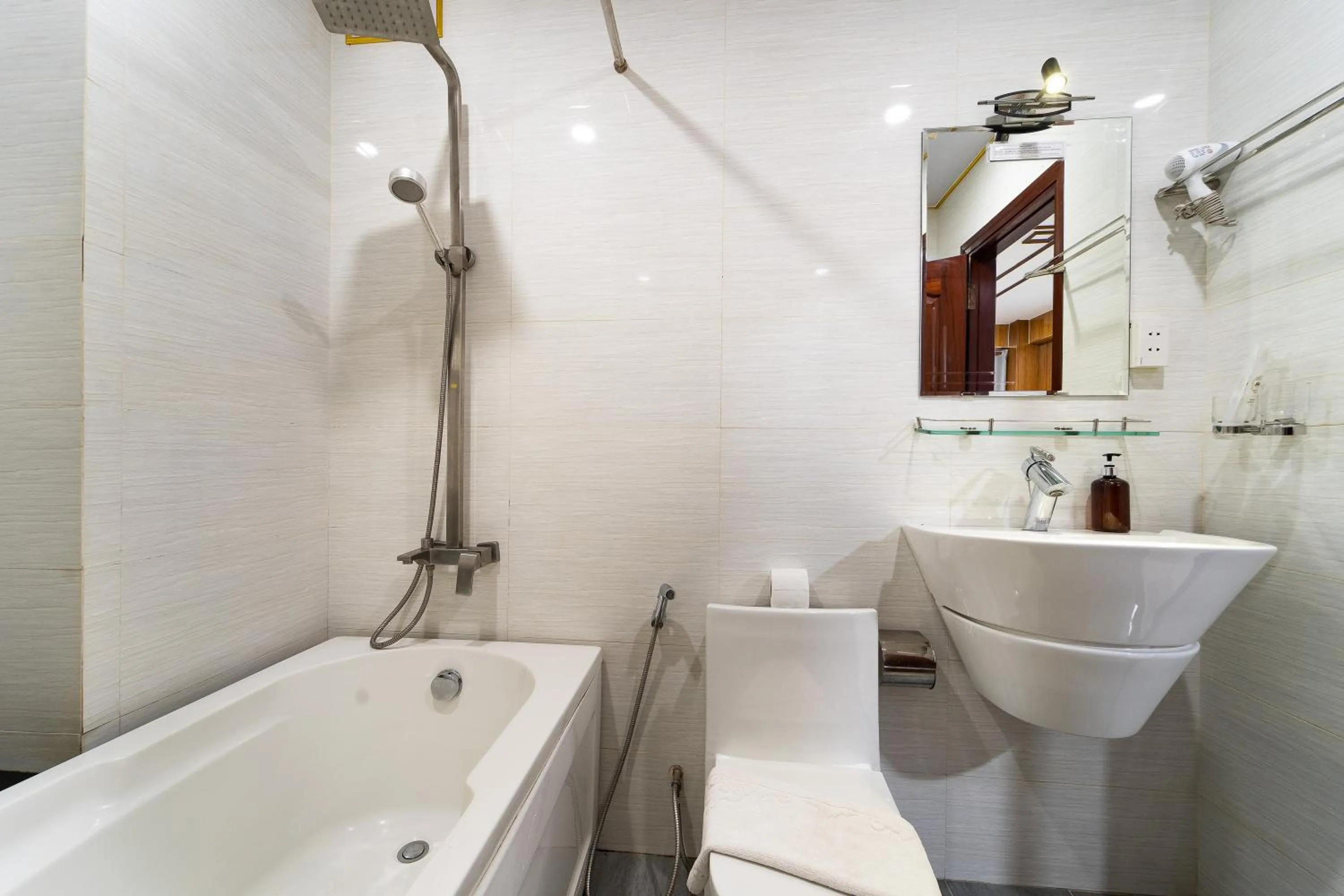 Shower in Diamond Luxury Ben Thanh