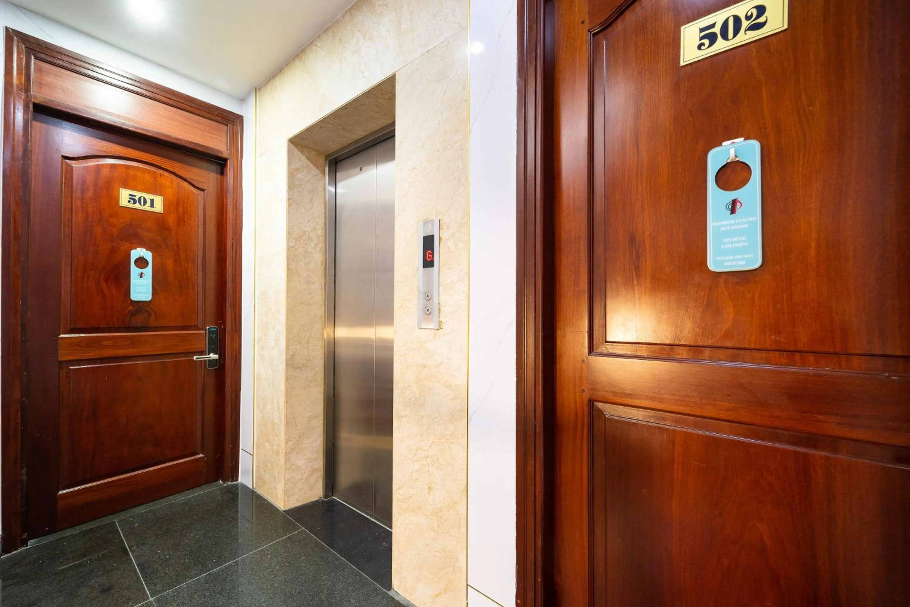 elevator in Diamond Luxury Ben Thanh