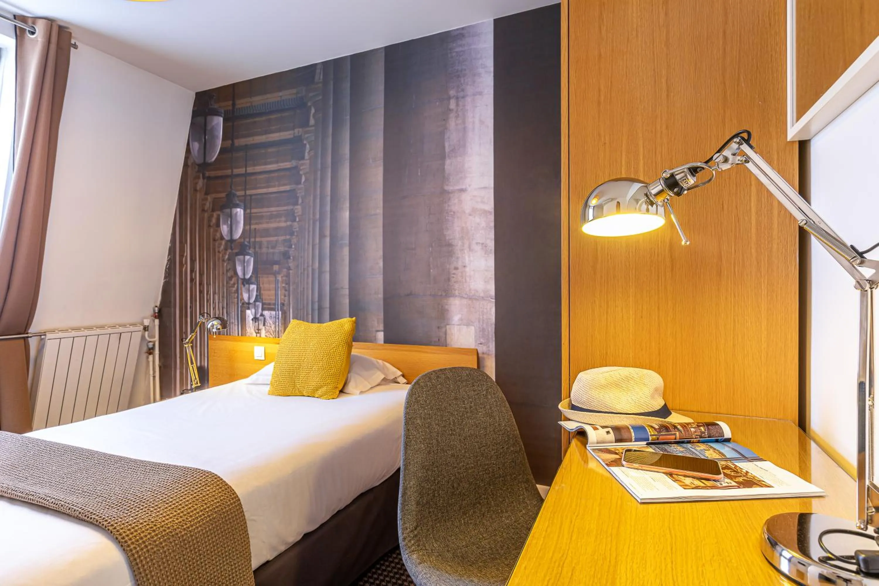 Bed in Le 20 Prieuré Hôtel