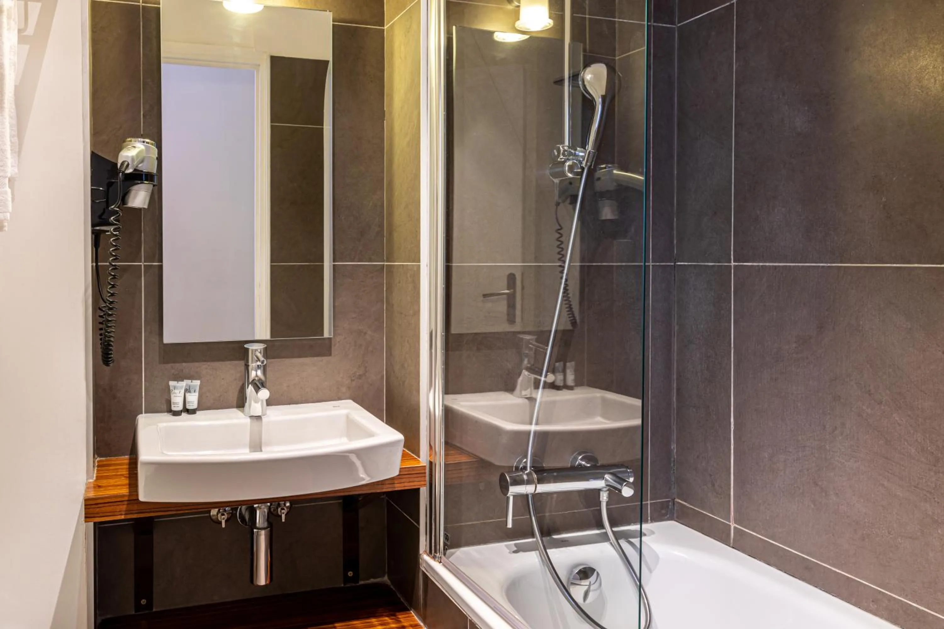 Bathroom in Le 20 Prieuré Hôtel