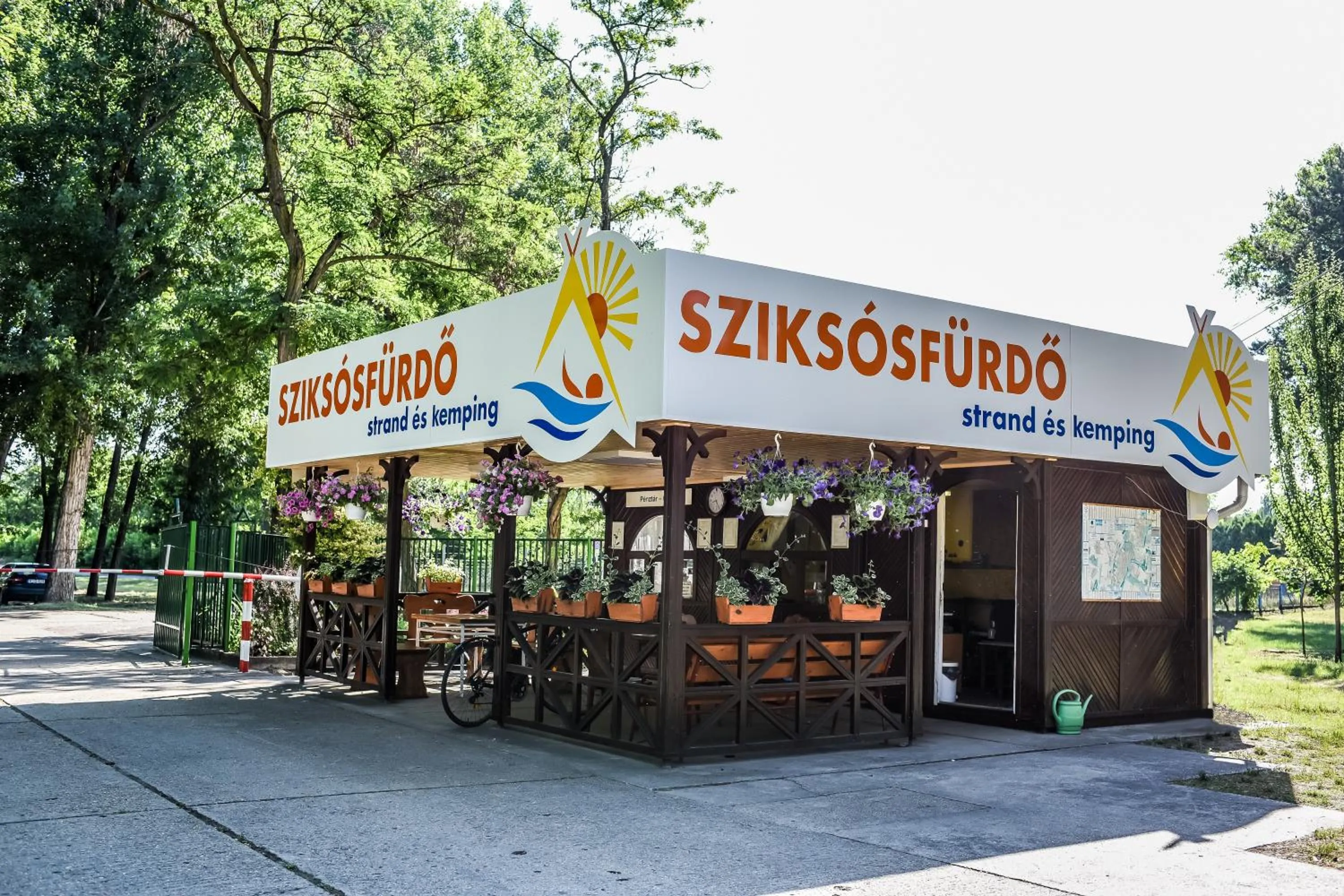 Sziksósfürdő Strand és Kemping