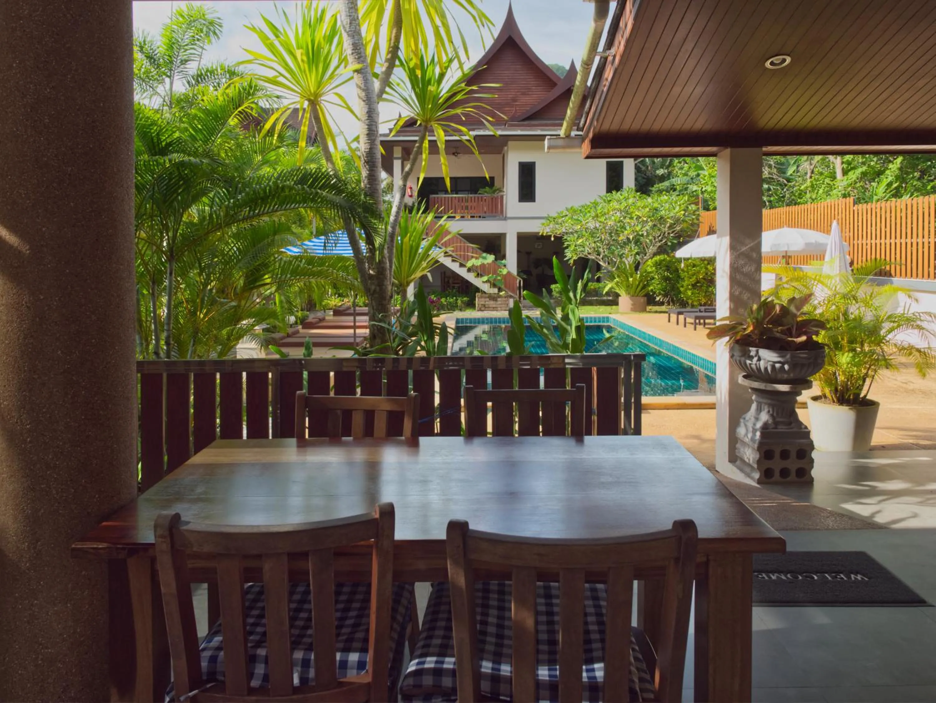 Restaurant/places to eat in Chanapha Residence