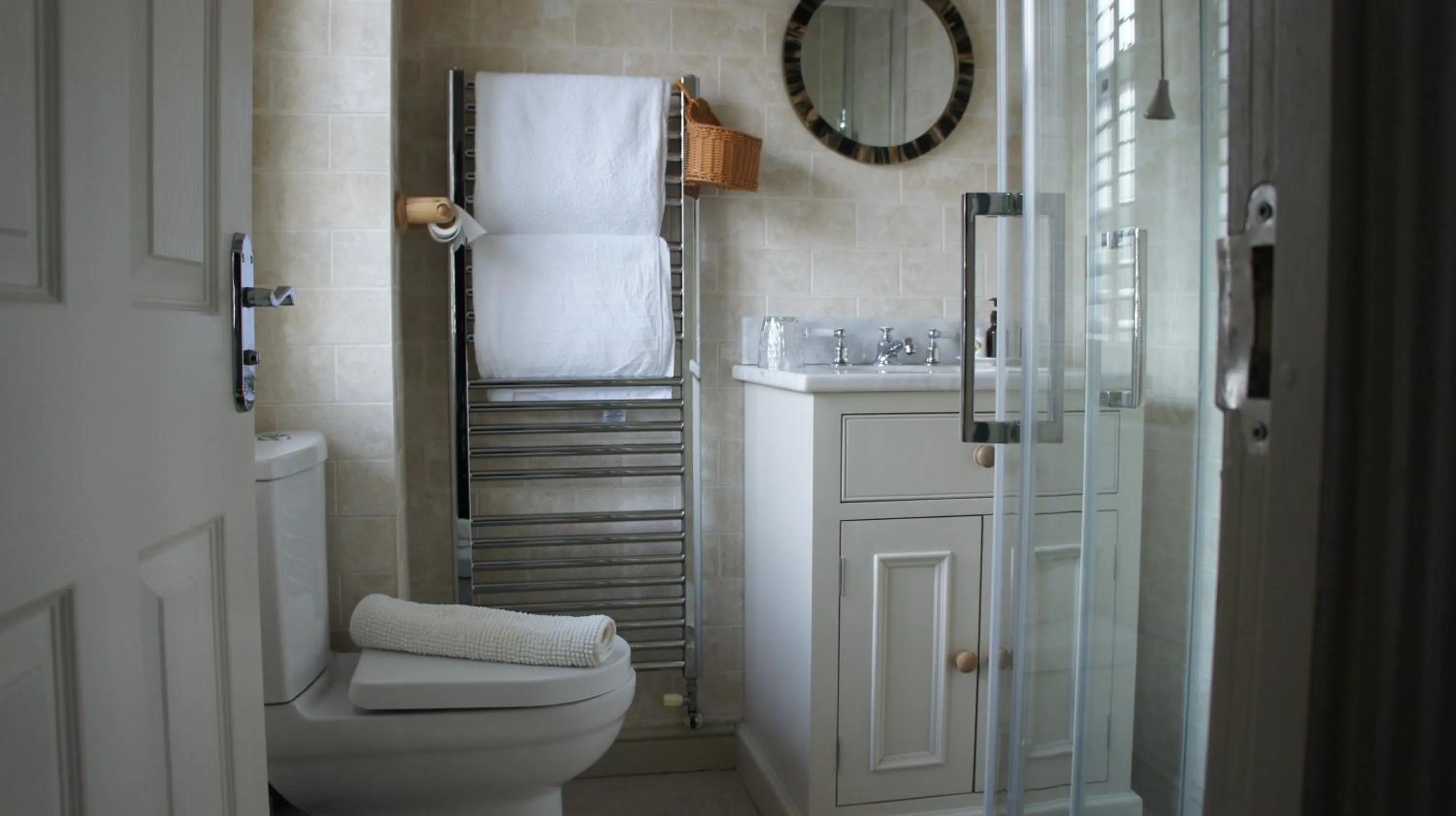 Bathroom in Ty Llew Lodge