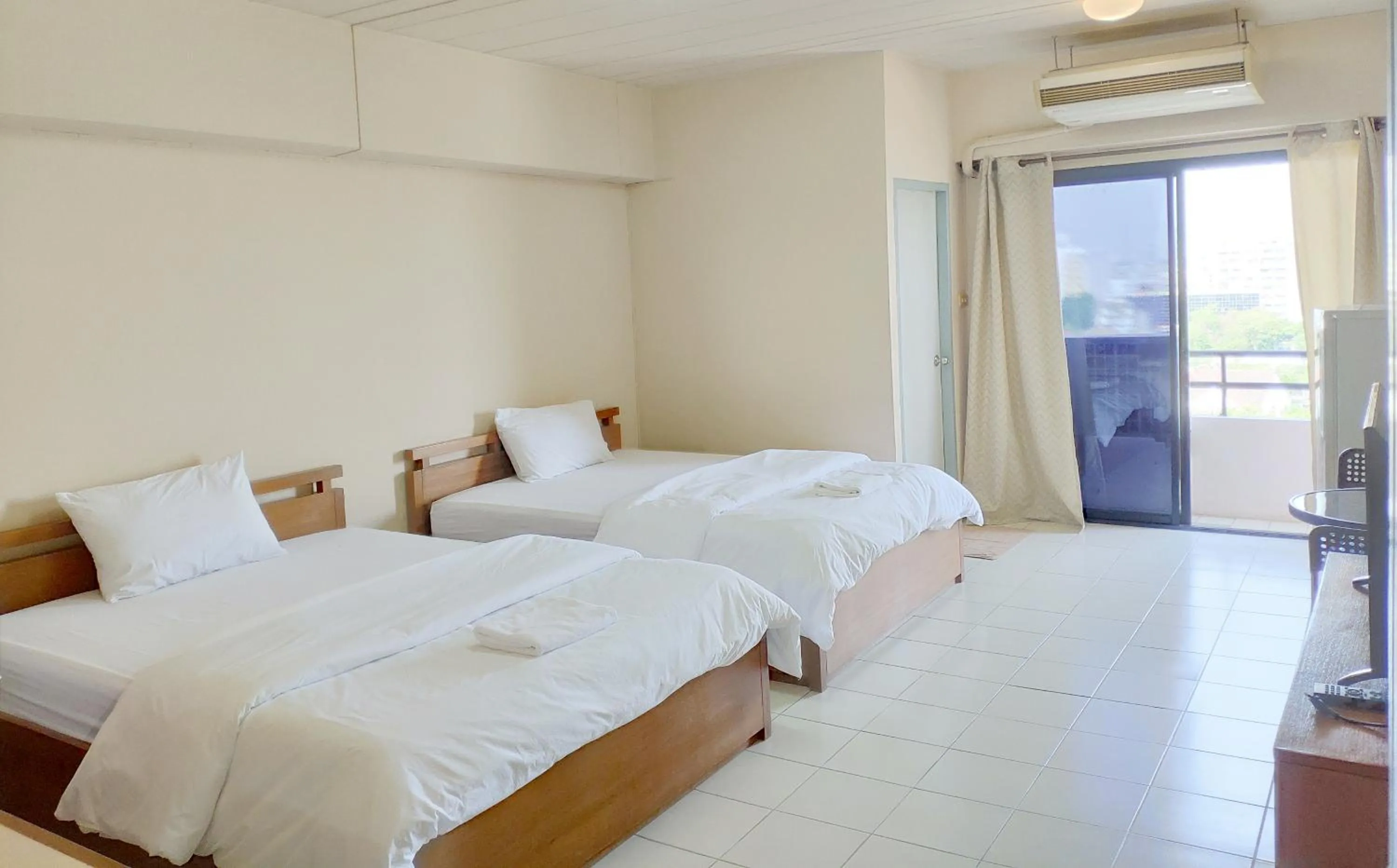 Photo of the whole room, Bed in Grand Residence Ngamwongwan 19