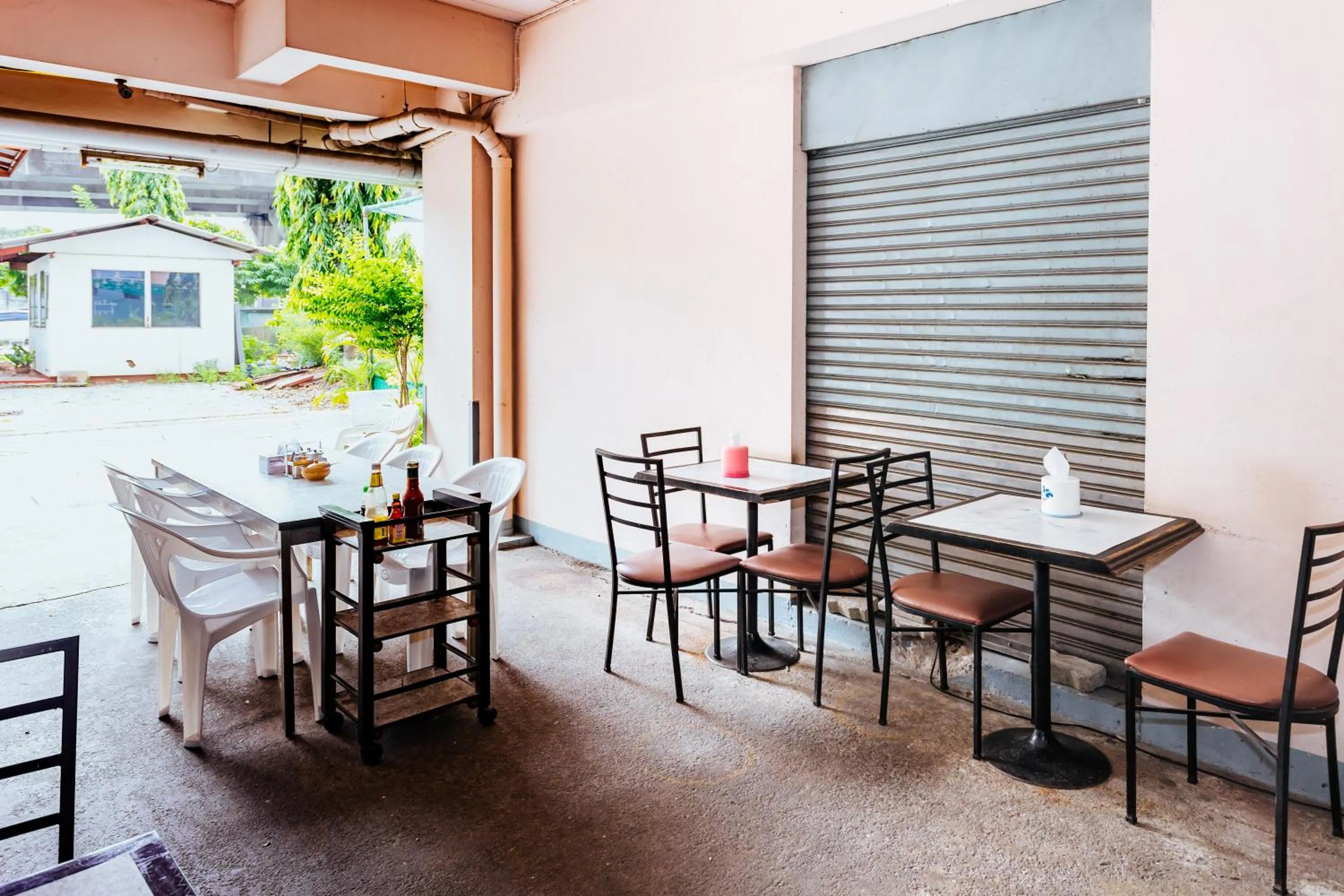 Restaurant/places to eat in Grand Residence Ngamwongwan 19