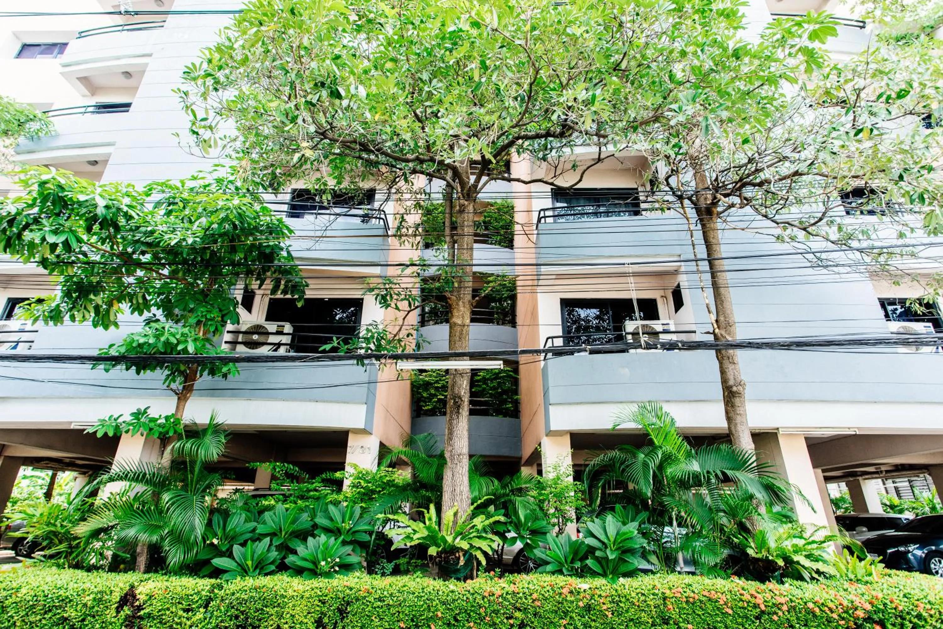 Facade/entrance in Grand Residence Ngamwongwan 19