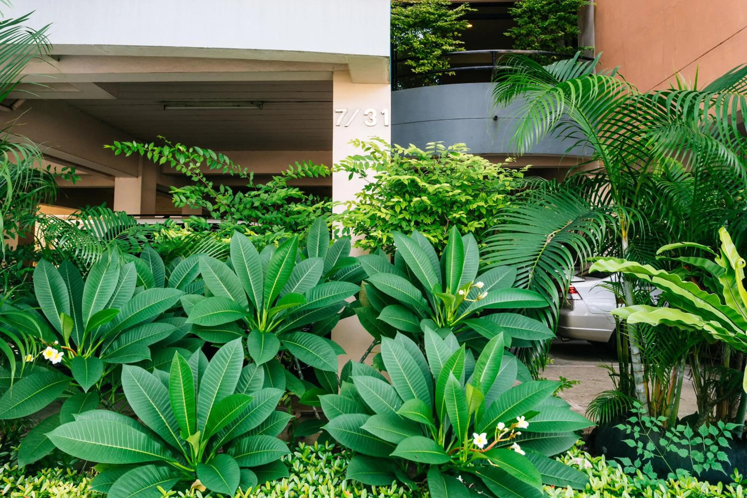 Facade/entrance in Grand Residence Ngamwongwan 19