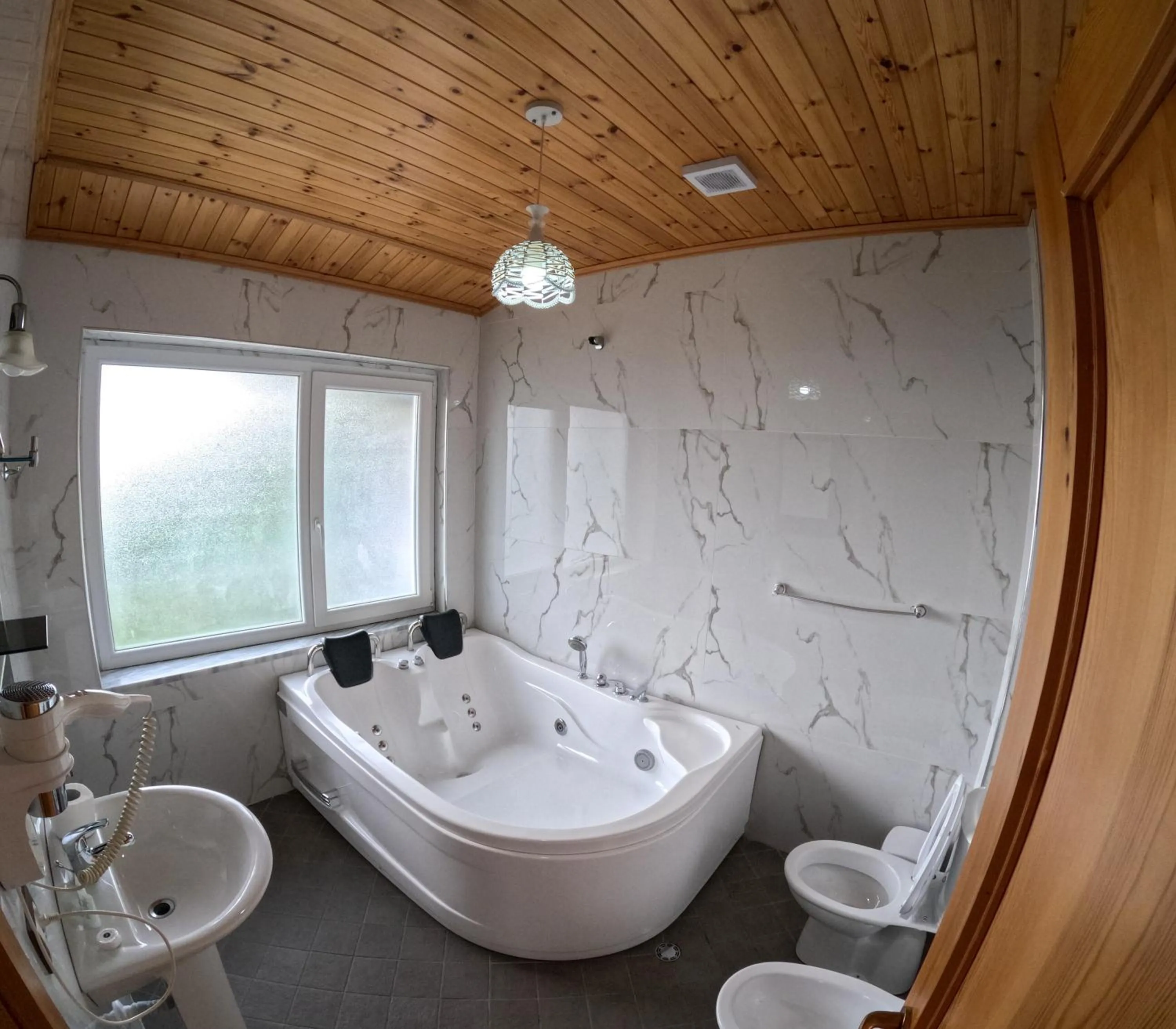 Hot Tub in Buna Park Hotel