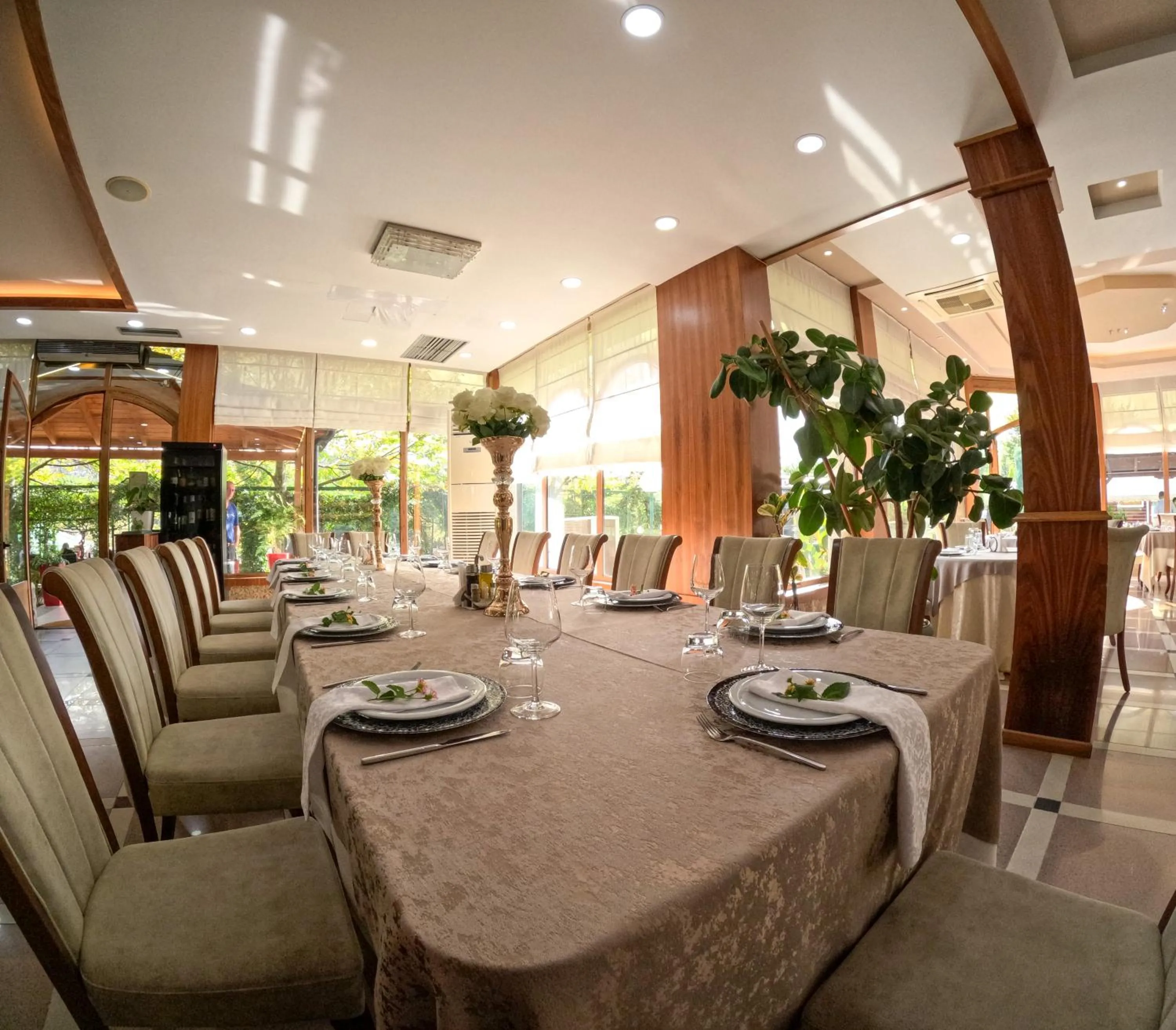 Restaurant/places to eat in Buna Park Hotel