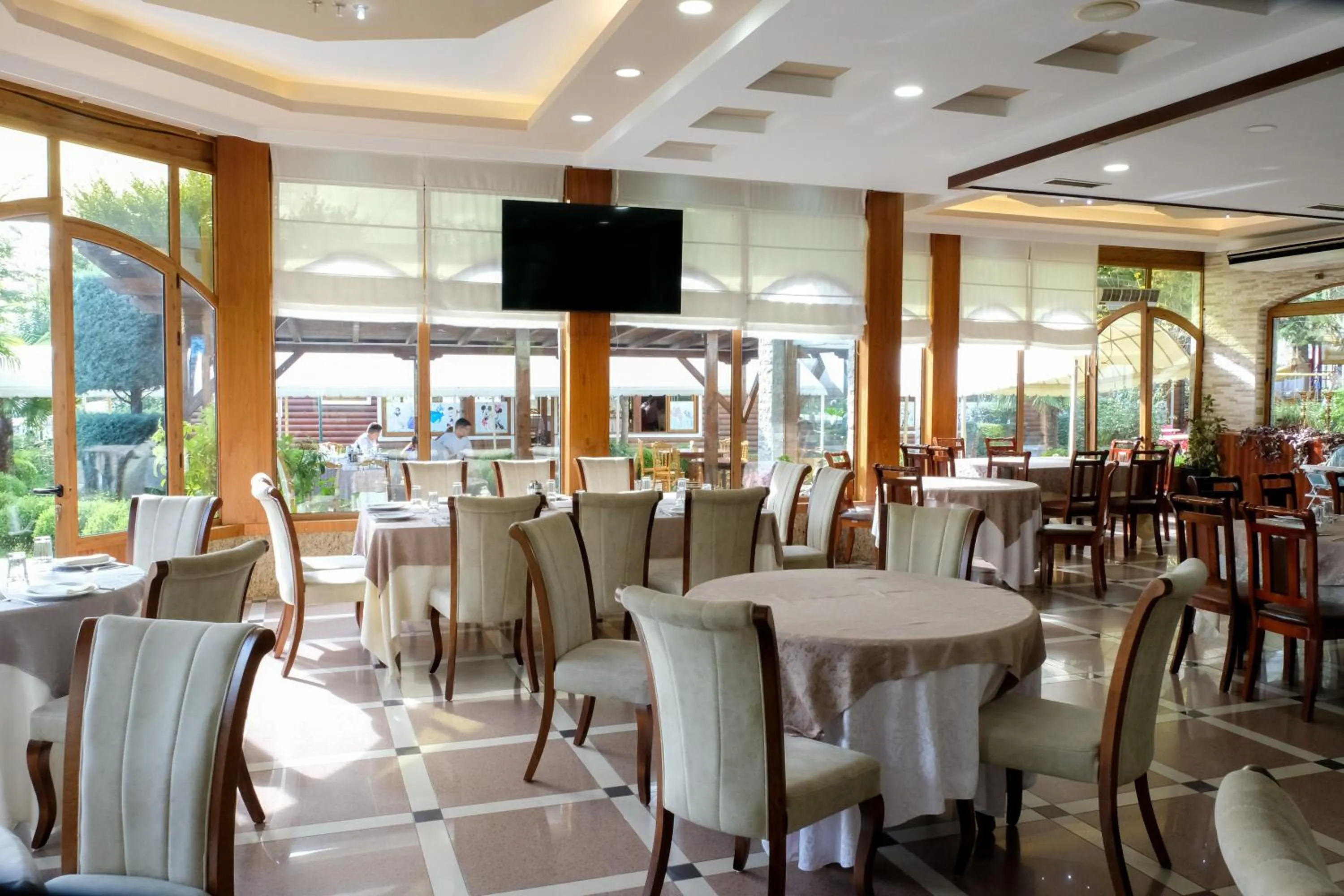 Restaurant/places to eat in Buna Park Hotel