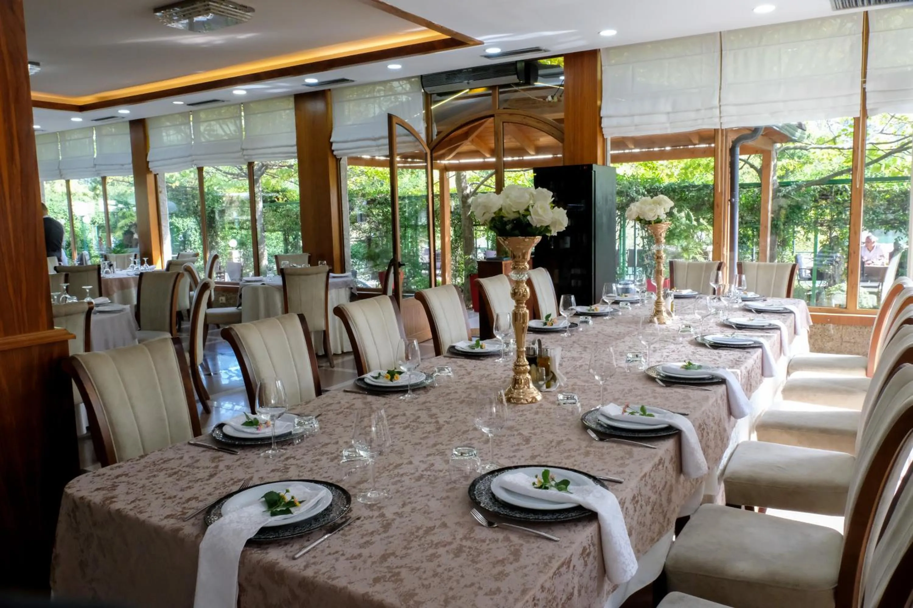 Restaurant/places to eat in Buna Park Hotel