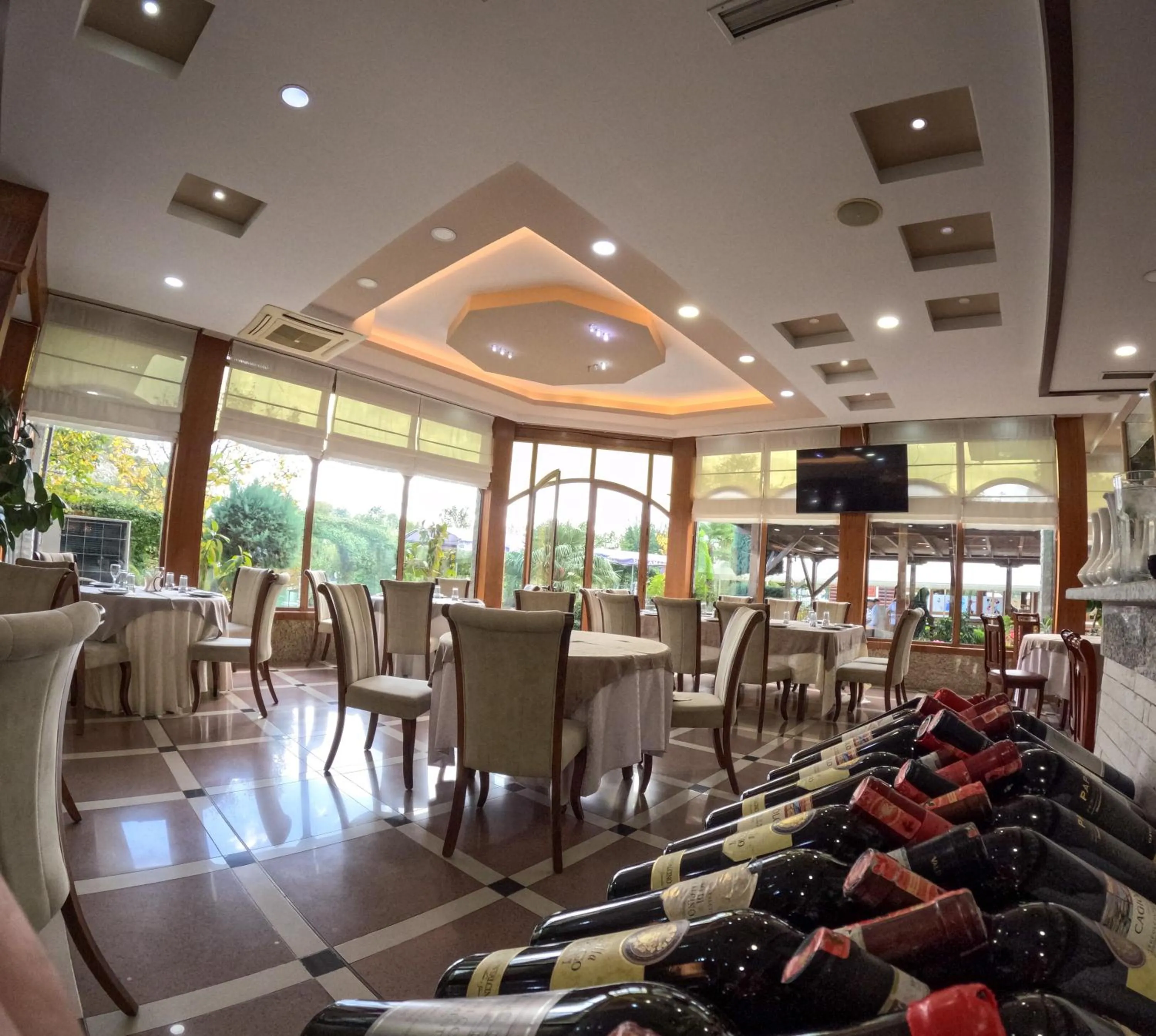 Restaurant/places to eat in Buna Park Hotel