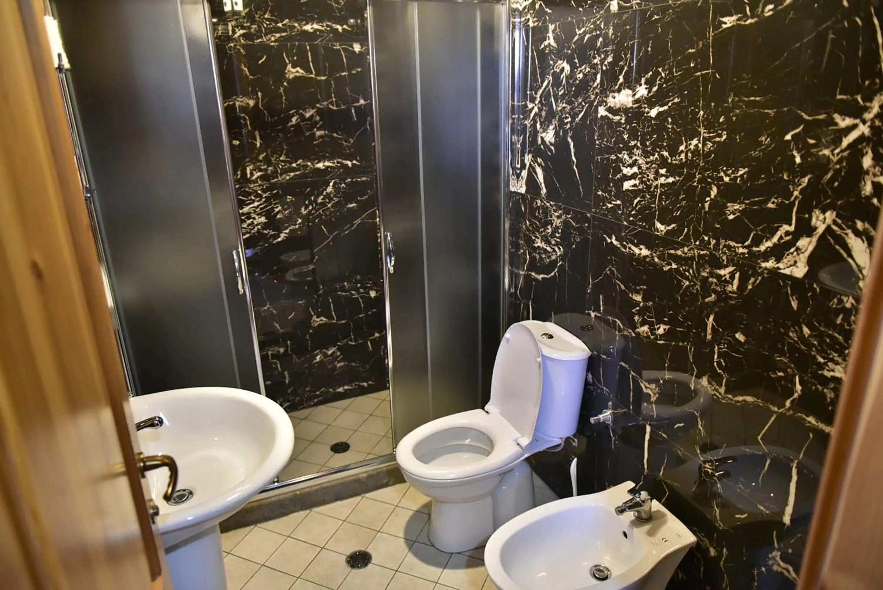 Bathroom in Buna Park Hotel