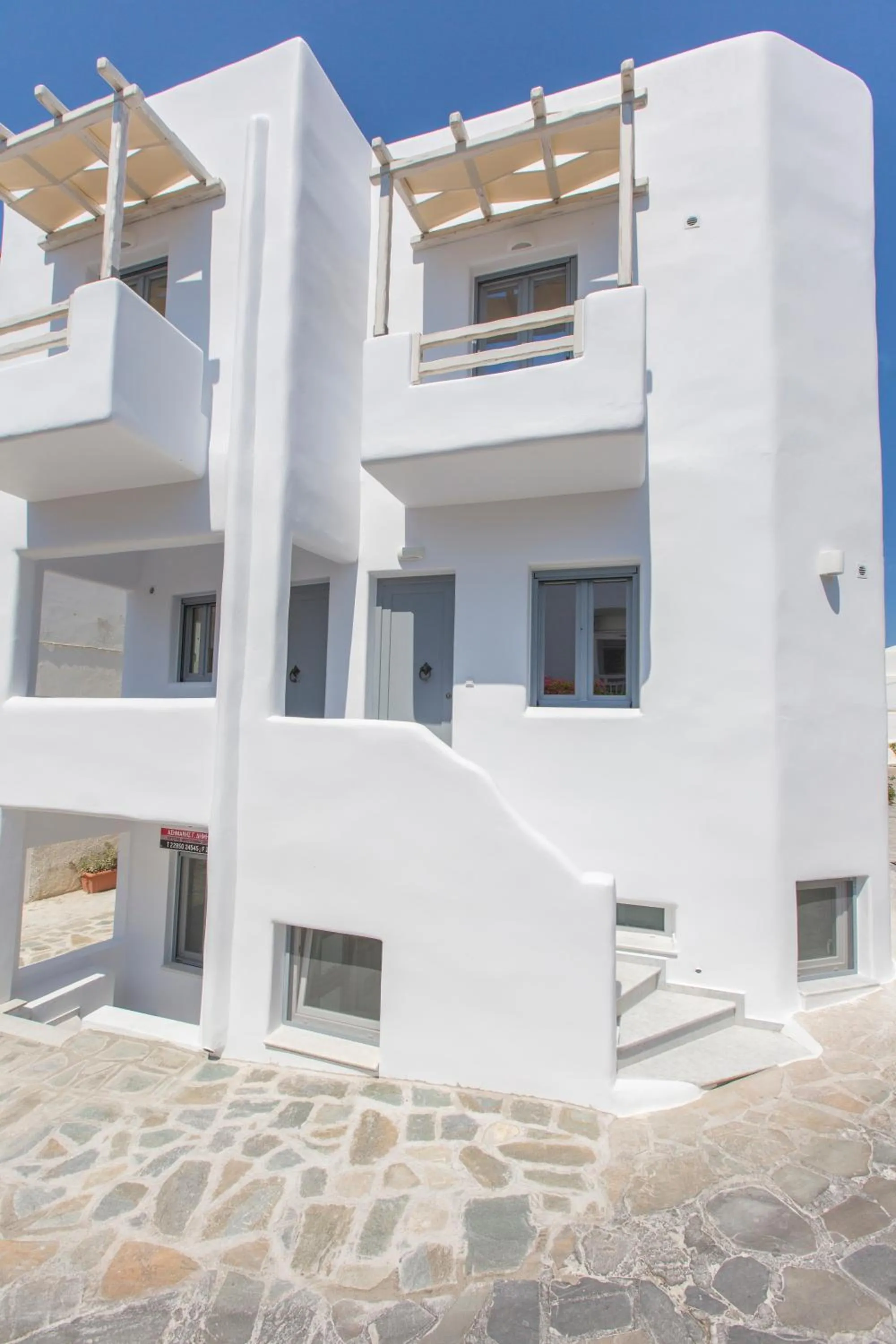 Facade/entrance in Emery Hotel