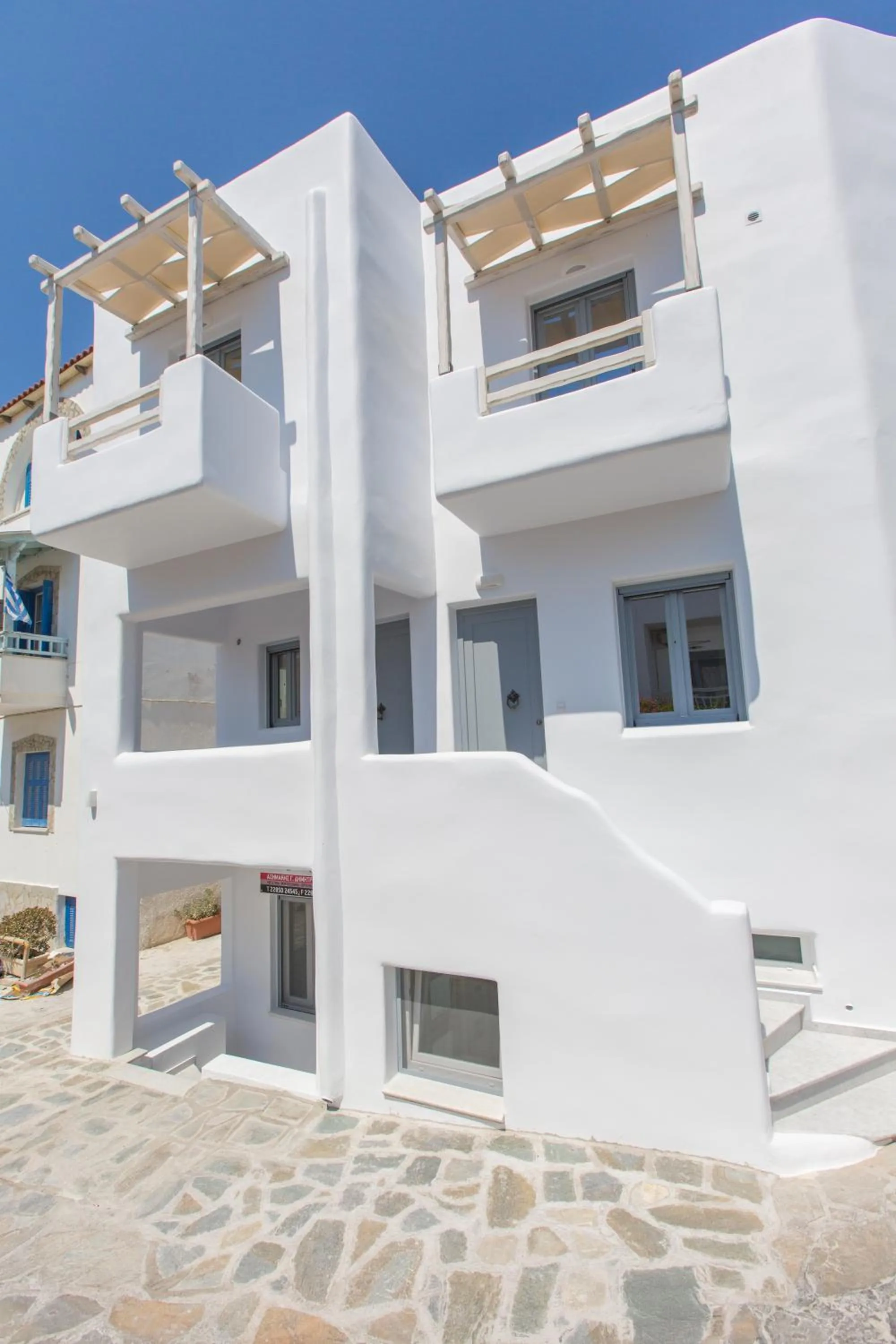 Facade/entrance in Emery Hotel