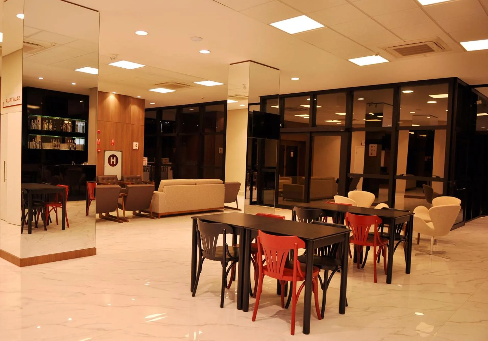 Restaurant/places to eat in Alegro Hotel